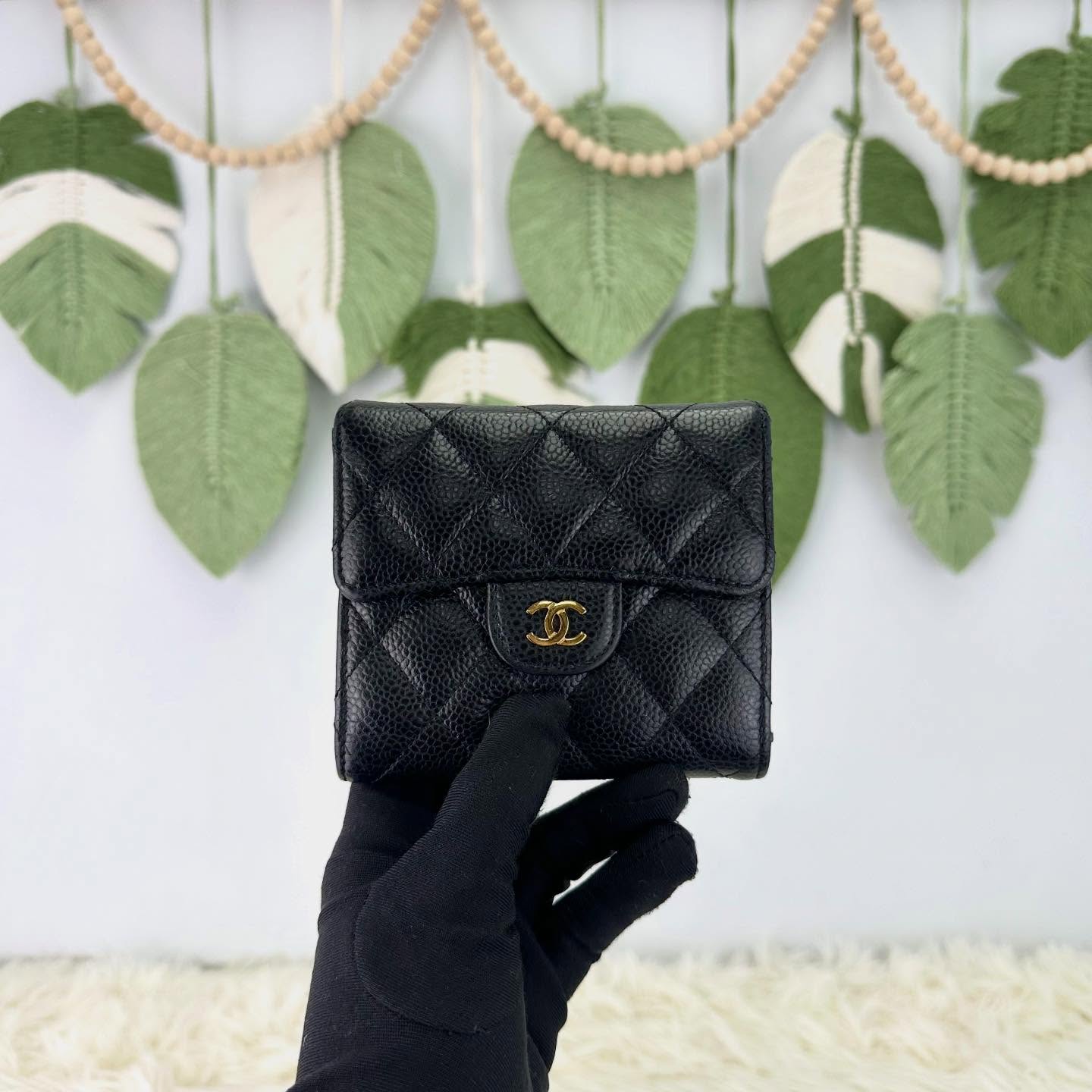 CHANEL🤍PRE OWNED 黑金荔皮牛皮三摺銀包 晶片款🖤 