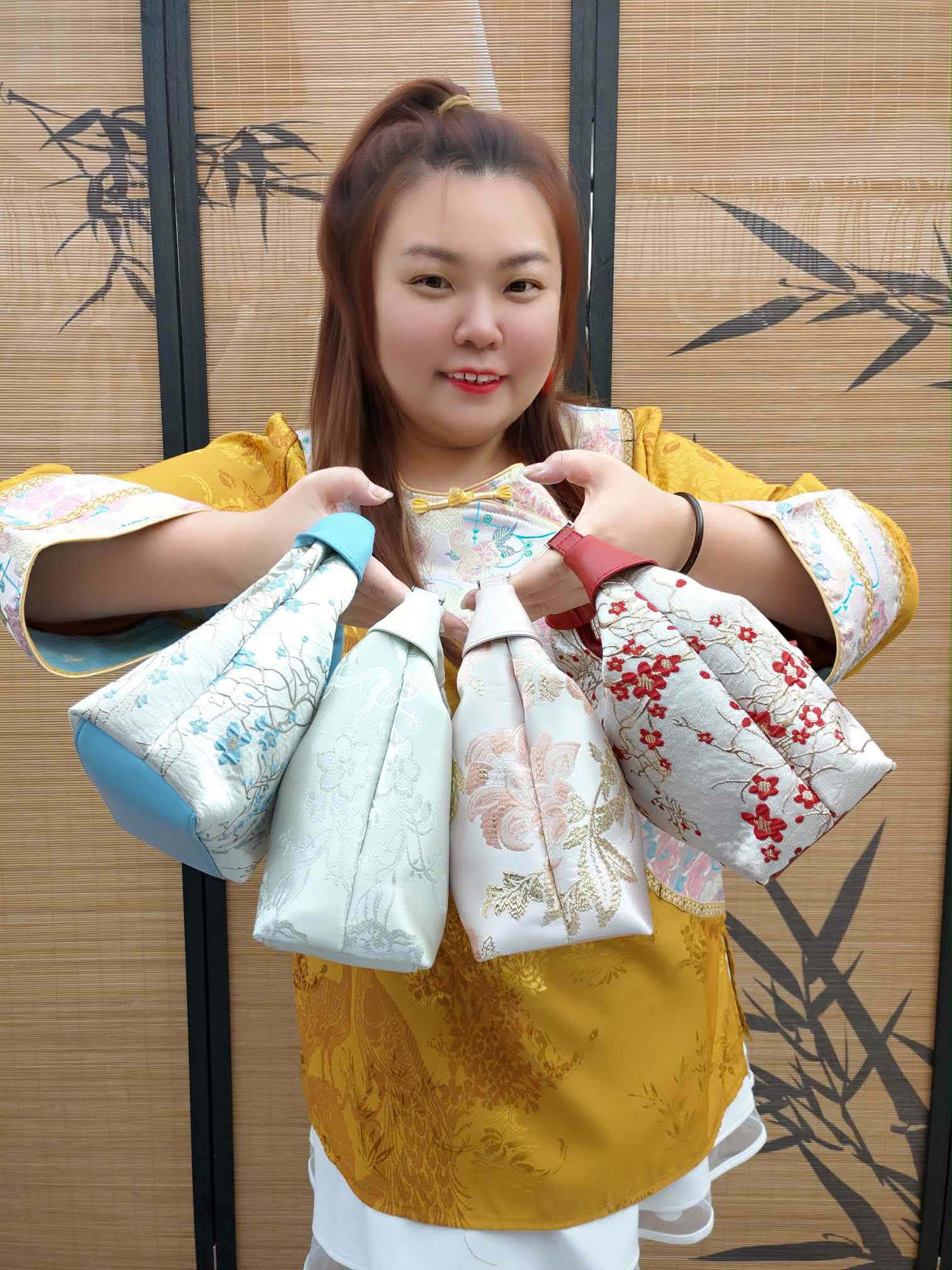 DDE01 刺绣图案两用斜背包