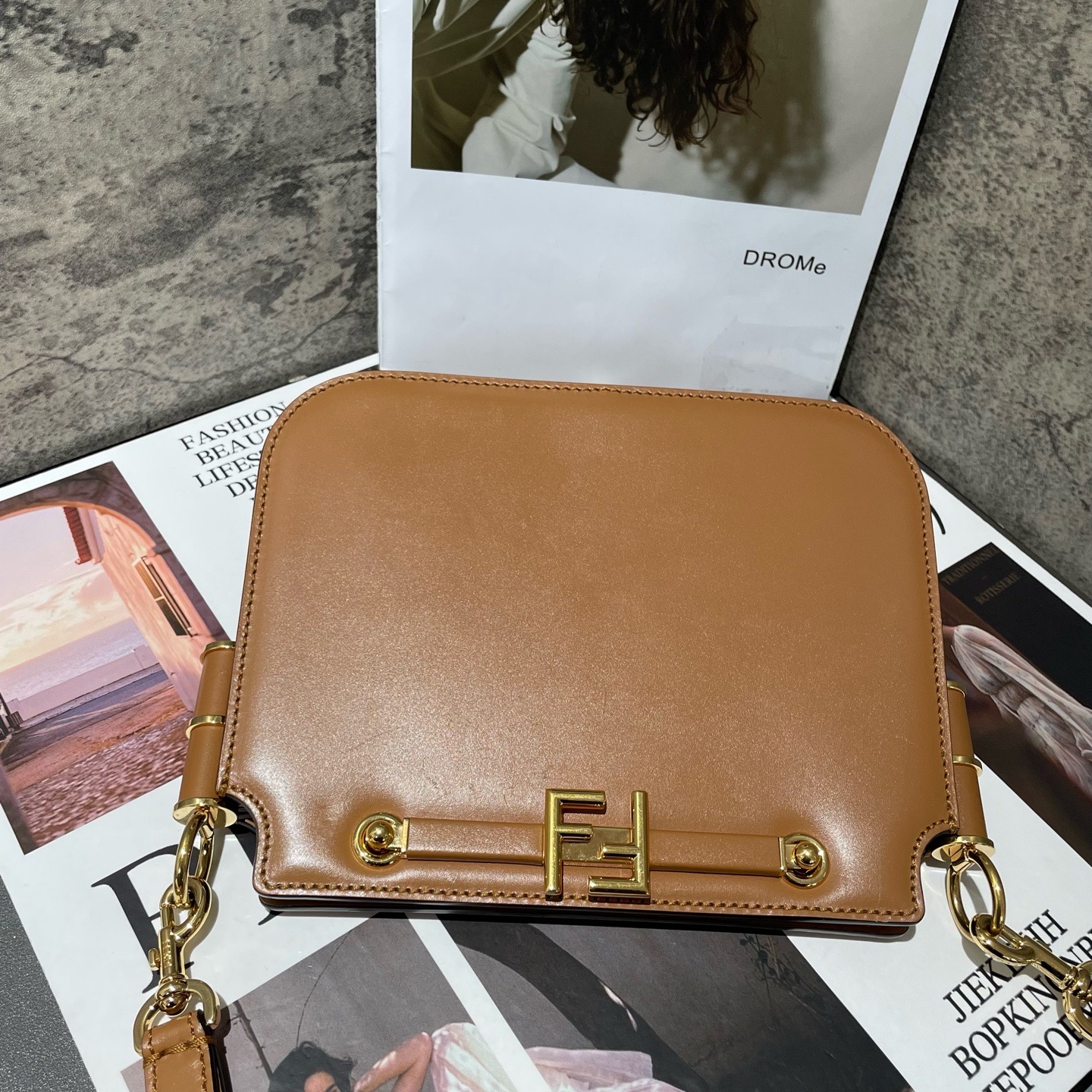 【預訂貨品】FENDI焦糖色金扣風琴包