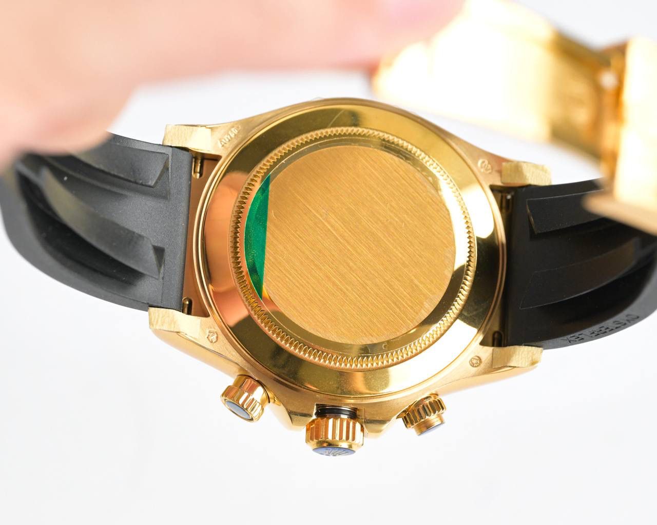 18k包金 现货供应 ROLEX-劳力士迪通拿系列 GTC中国国检检测证书，联网可查！一档调时 计时秒针 3字位9字位小针 功能原装一致！表壳原版开模，表盘尺寸40mm。厚度目前市面上最接近原装的 陶质实心外圈连计速刻度（采用真陶瓷工艺 刮不花 永不退色 质感和正品一致）功能盘字体和盘面logo采用叠加印刷工艺，从侧面观察会有微微隆起之感。盘面的底色纹路经过无数次过滤改正，确保百分百吻合与原装。其上的劳力士金属LOGO单独开模，无论是立体感还是圆润度均可PK原装 易读Chroma light夜光显示 配长效夜光物质。表镜平形蓝宝石水晶玻璃 抗刮损，效果绝不重影，吻合正品。⚠⚠六字位正品一致的有防伪的小皇冠👑（注意细节）表扣采用进口精钢1:1散件打磨而成 拉沙内侧 腐蚀劳力士钢印 外置正品一模一样的表扣保险环，完美在每一个细节！