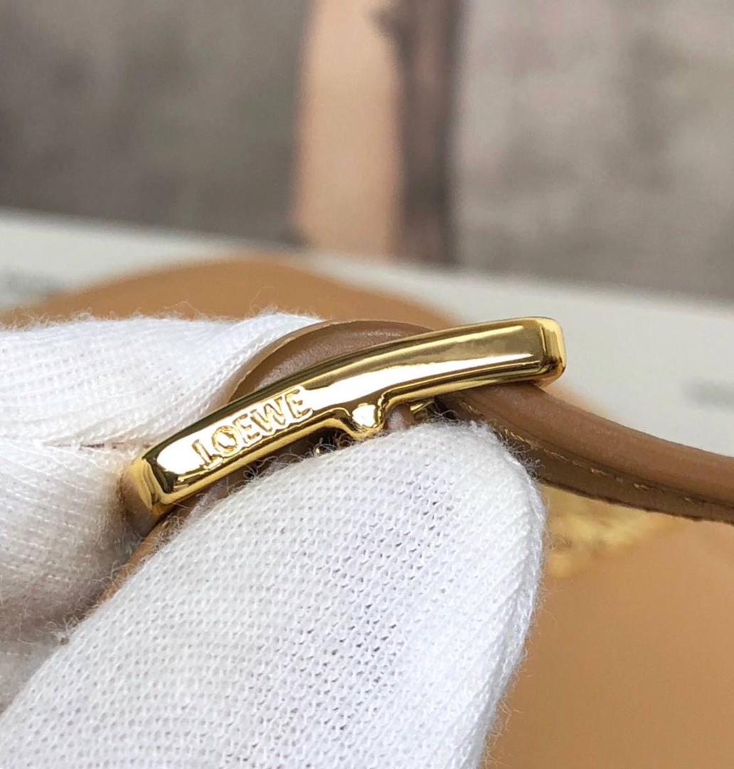 中号『 L0E💟WE GOYA 』 ⭐ 泫雅.周也.曾黎.虞书欣.宋茜.宋妍霏…众多明星同款哟～😘 ⭐能装，好搭，又不怕造 光滑丝绸牛皮革除了显高级外，上手如婴儿般肌肤娇嫩平滑，让你非常想保护她，呵护她呢～内饰细腻napa羊皮三隔层，贴心设计了暗扣和背面小侧袋，收纳方便➕安全感满分💯 ⭐灰常匹配当下的极简风，难得是拥有一大票靓丽颜色，无论是优雅知性，还是我们活泼开朗的小仙女们，都可以闭眼入啦！想凹造型？想上班通勤？怎么用怎么挑，都不会错^_^ 一句话，若🈶️此包，前者皆可抛！ 就算吃土也要买下呀呀呀～～ 中号尺寸：23-15-6.5CM 型号：012121蜂蜜色