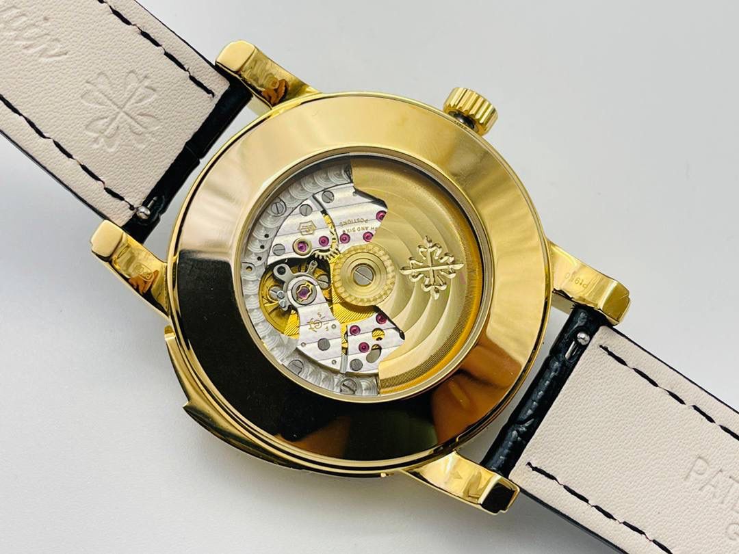 【2022诚意推荐】百达翡丽超级复杂功能系列5073P_010腕表。用心之作，细节方面： 1⃣️突破多层技术瓶颈，机芯型号为CH 29-535 升级版，质量稳定！ 2⃣️尺寸42毫米，与专柜一致。 3⃣️表圈和表耳镶103颗长形钻石。 4⃣️表带搭配意大利头层小牛皮，表扣上镶钻石更显示这块腕表的豪华气质。适合各种商务场合，简敛精致不失优雅！