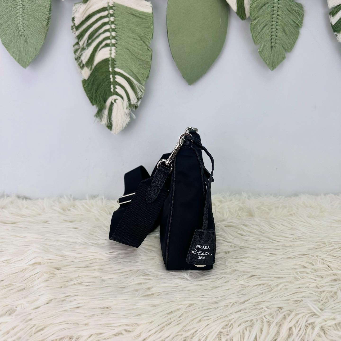 PRADA 🤍PRE OWNED Re-Edition 3 in 1 復刻版黑銀尼龍袋 單肩斜肩腋下包🖤