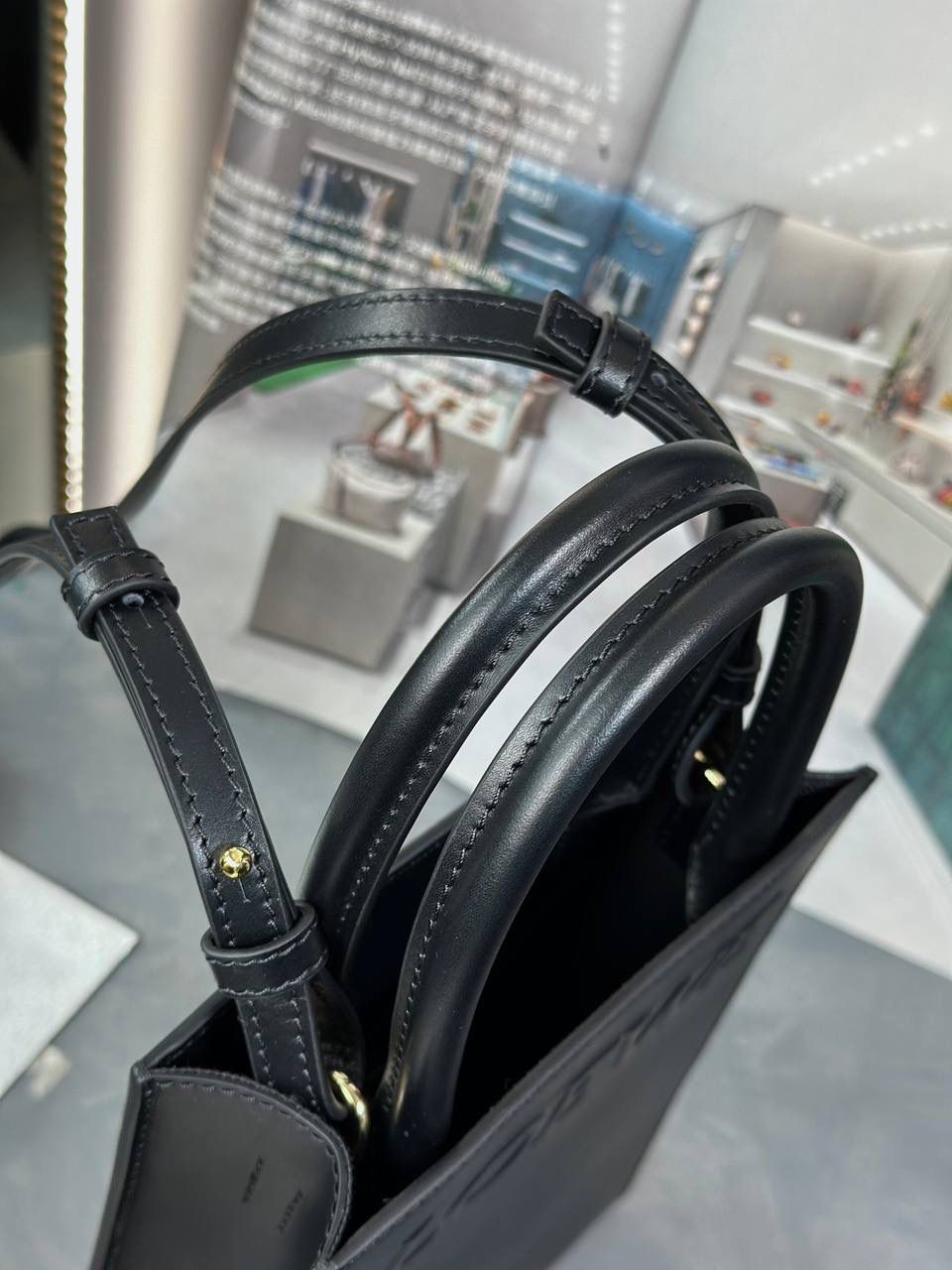 Standard A5 Tote手袋/黑色😍 小号尺寸:21-17-6cm 编码:652307 采用底部信封结构，可通过顶部提手或可拆卸肩带携带，油亮牛皮革制成，正面饰有徽章压纹，内衬人字纹棉纺布衬里。