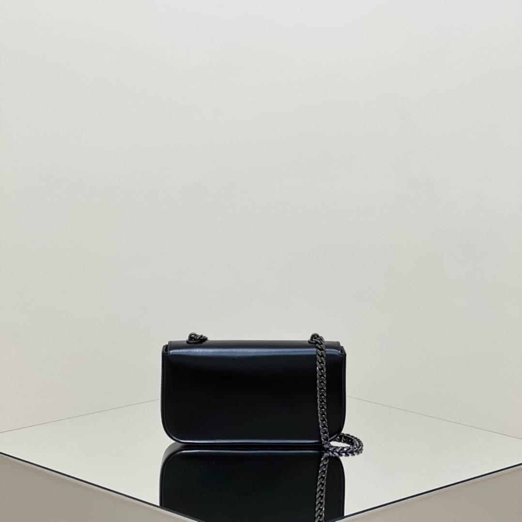 🔥大货实拍图 𝗖𝗘𝗟𝗜𝗡𝗘 ♥ 𝗧𝗥𝗜𝗢𝗠𝗣𝗛𝗘浮雕腋下包 型号：199243 尺寸：20.5*11.5*4cm