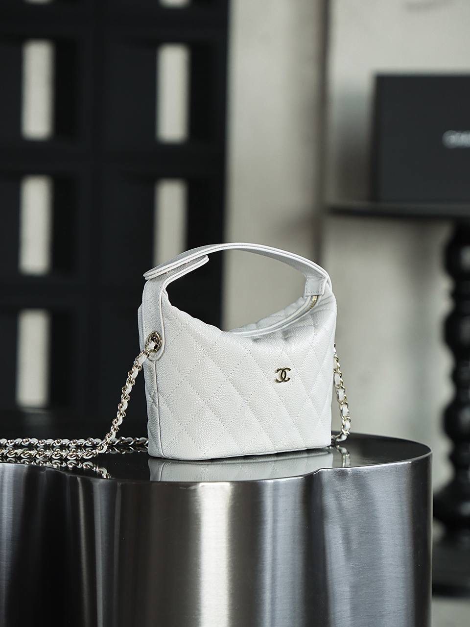 25C飯盒包鑒定版👜 一包一碼 支持全球鑒定查驗身份證原廠專G Haas皮料過關清單資料可査詢 手提飯盒包是這季25C的早春爆款 很實用日常的一隻包 爆款是有原因滴 因為好看又能裝 少見的鏈條居然還能拆卸，還可以肩背或者手拿。 五金：厚镀14k五金 皮料：Hass中球小牛皮 尺寸：21.5*19*6cm