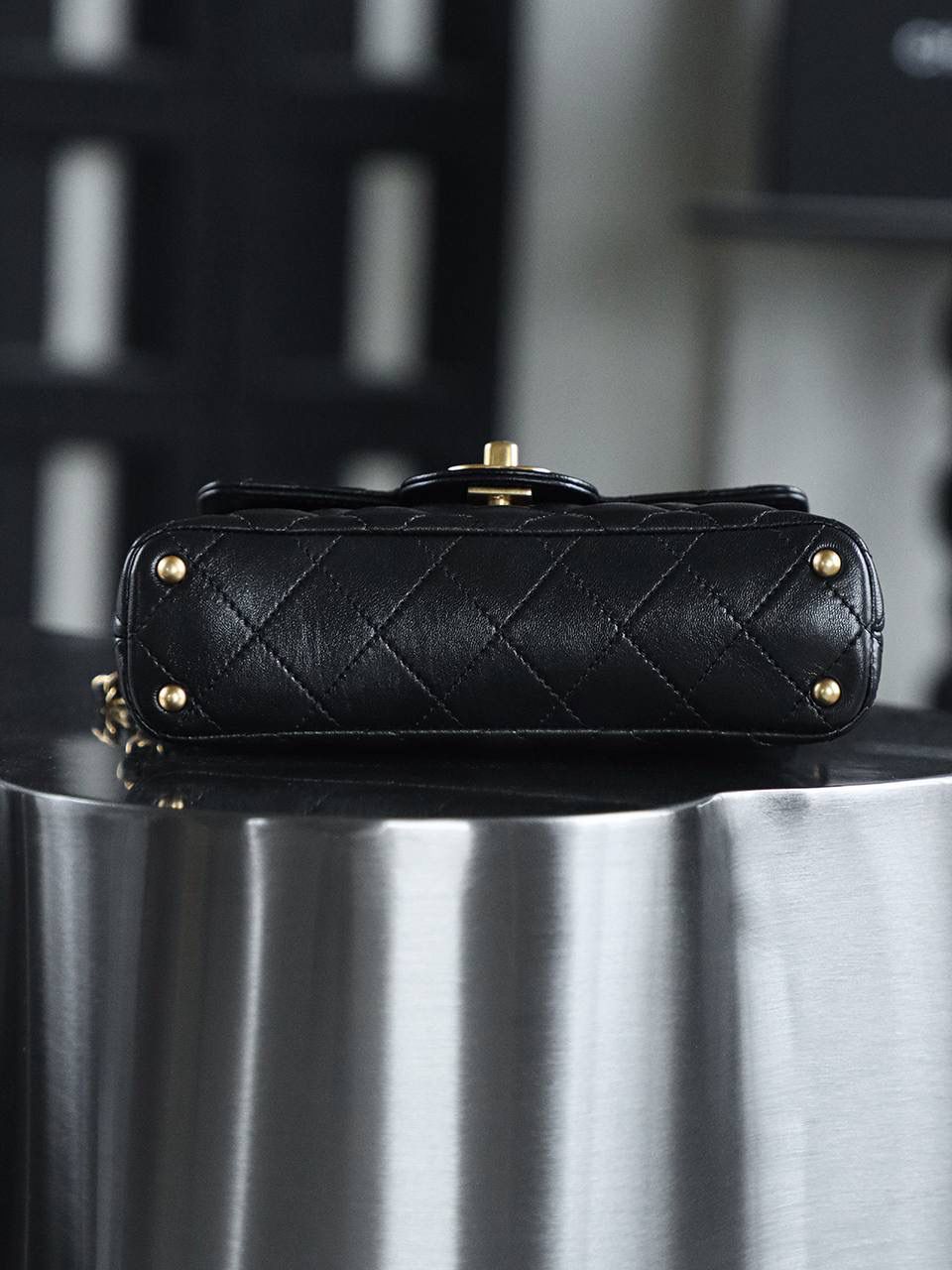 25P豎款 Kelly小號鑒定版 👜 一包一碼 支持全球鑒定查驗身份證原廠專G GR原廠皮料過關清單資料可査詢 經典的菱格紋搭配復古金，每一處細節都透露著香奈兒的奢華與優雅！ 包身線條流暢，豎版設計獨特又吸睛，完美展現女性的柔美與幹練！ 五金：全銅復古金 皮料：GR原廠亮羊皮 尺寸：14*20*5.5cm