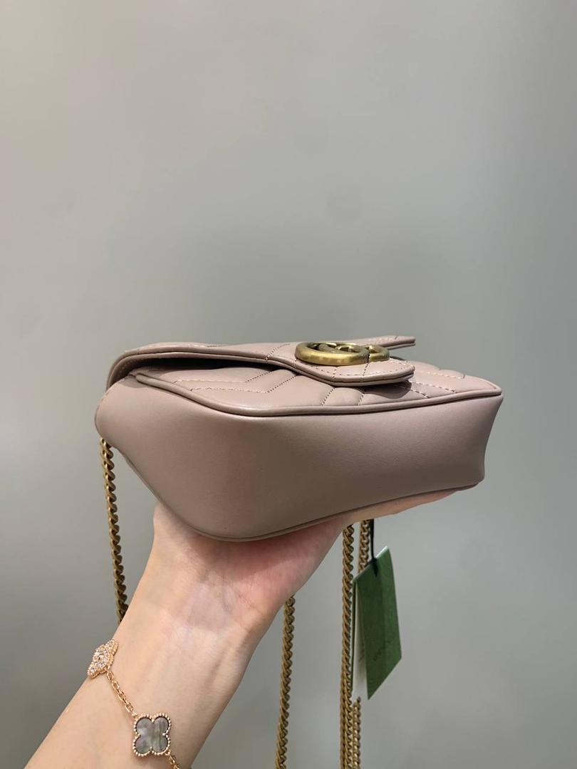 新背景实拍正品级 。经典款奶茶色16.5cm‼️ 温柔气质的颜色代表，可盐可甜，春夏四季的搭配小能手，颜色饱满度很高，皮料质感也是没得说，原厂皮材质都是很厉害的！图片拍不出他的美，实物更美‼️ 型号476433；尺寸16.5/10/4cm