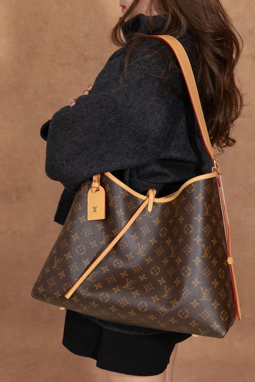 LV CARRYALL🎀 整体风格偏 休闲、随性、有点慵懒感，背上身直接爱上❤️ 字母包设计很贴心，不管是拿来当通勤包，还是妈咪包，都超级适合。容量大、很好装东西，而且又耐看又百搭，天天背都不会腻。 可以说是 又实用又好看的王者包款 了✨ 中号：尺寸 39×30×15cm 小号：尺寸 29x24x12cm 大小刚刚好，看起来大气又很实用。这款 Carryall 系列真的是爆款中的爆款，颜值超高，真的会让人一看就想要！从上市第一天开始就一直缺货，真的不是开玩笑的！！😍✨