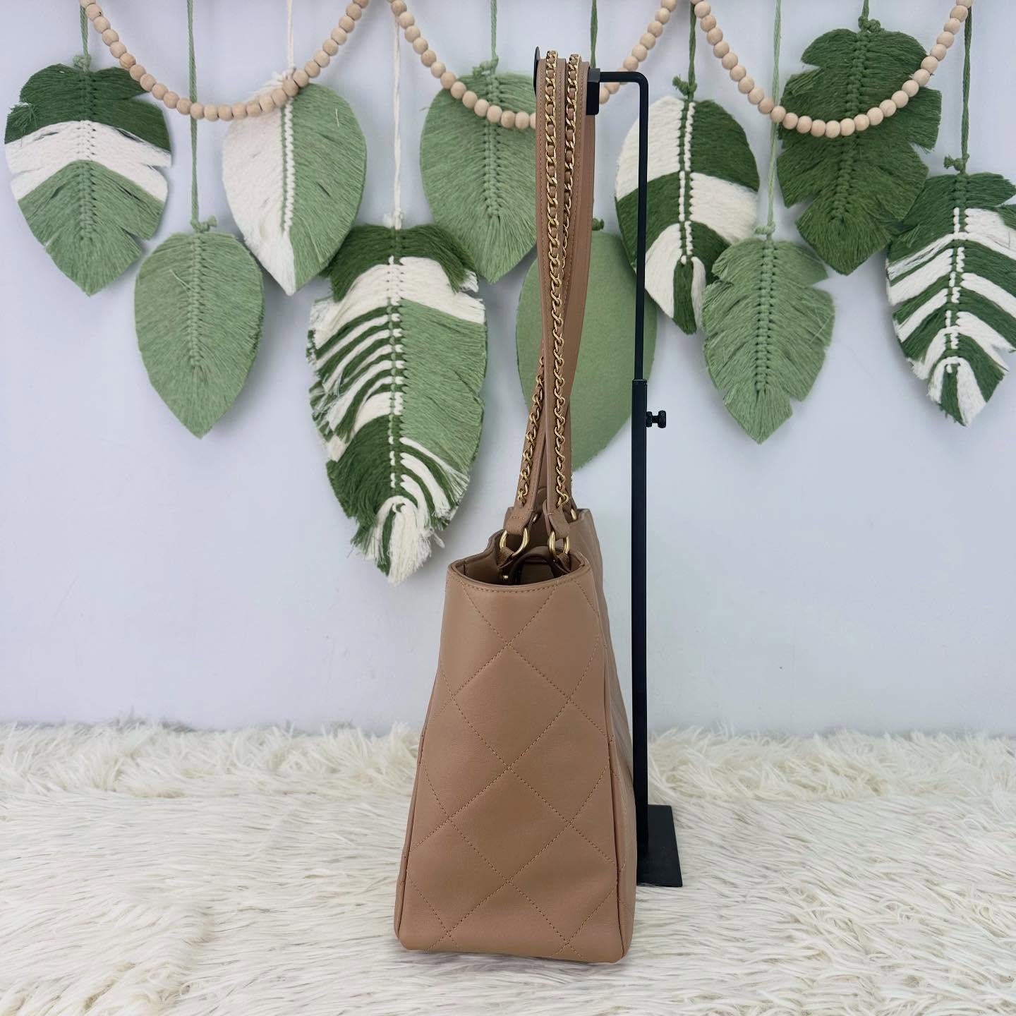 CHANEL 🤍PRE OWNED 22b 奶茶色小牛皮 Tote bag 晶片款🤎