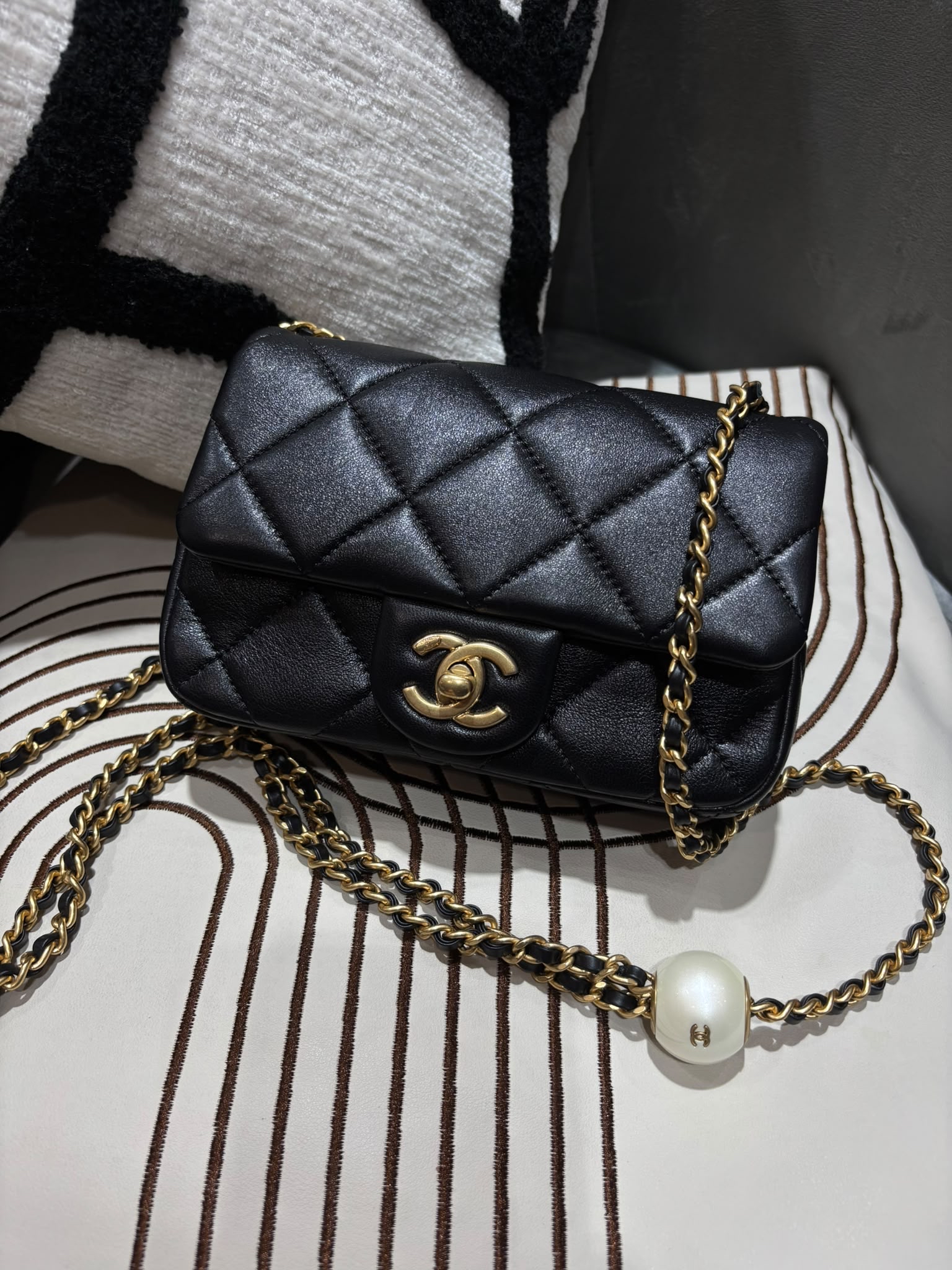 未使用品Chanel Mini Flap with Adjustable Pearls Chain 24S 雙球珍珠調節球 AS4868, 100%Authentic,Unused ✅晶片✅Dust bag✅Box