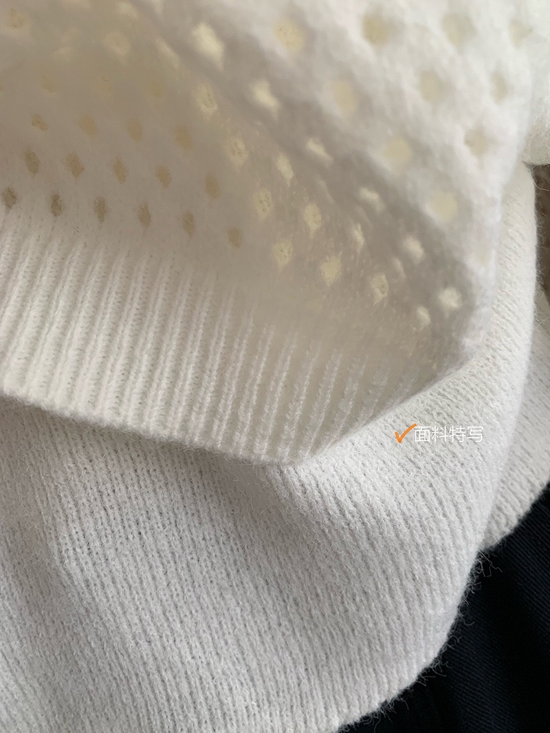 吊带修身针织打底+镂空休闲长袖V领毛衣两件套