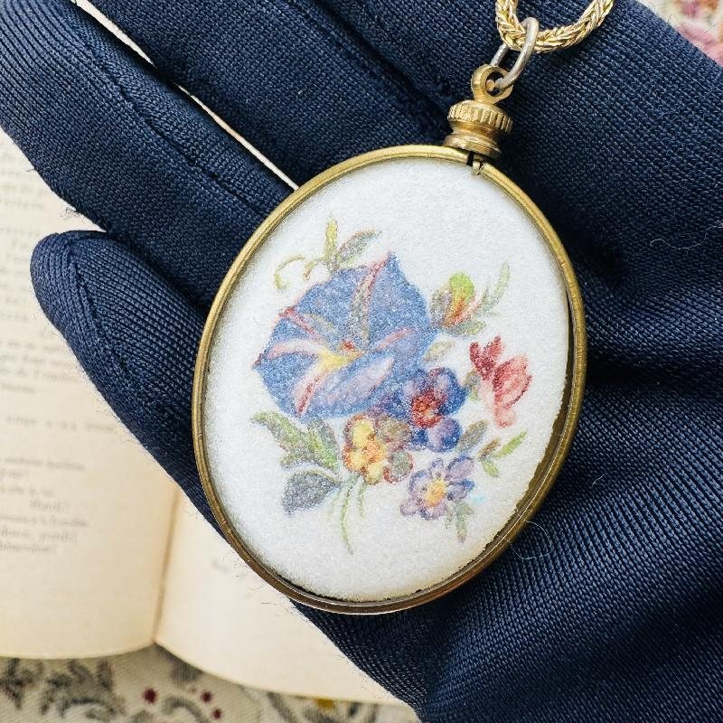Vintage C.a. 1960-70s "Sugar-Coated" Morning Glory Flower Bouquet Pendant Necklace (MT2018-4)