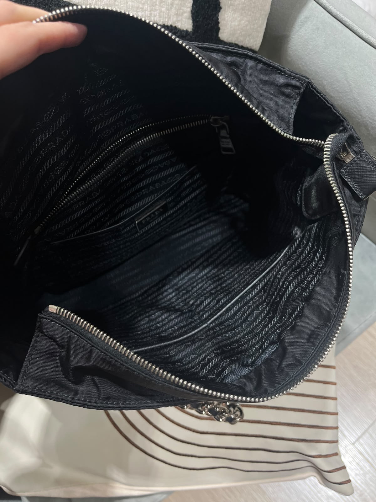 Prada nylon shoulder bag  100%Authentic ,98%new✅dust bag