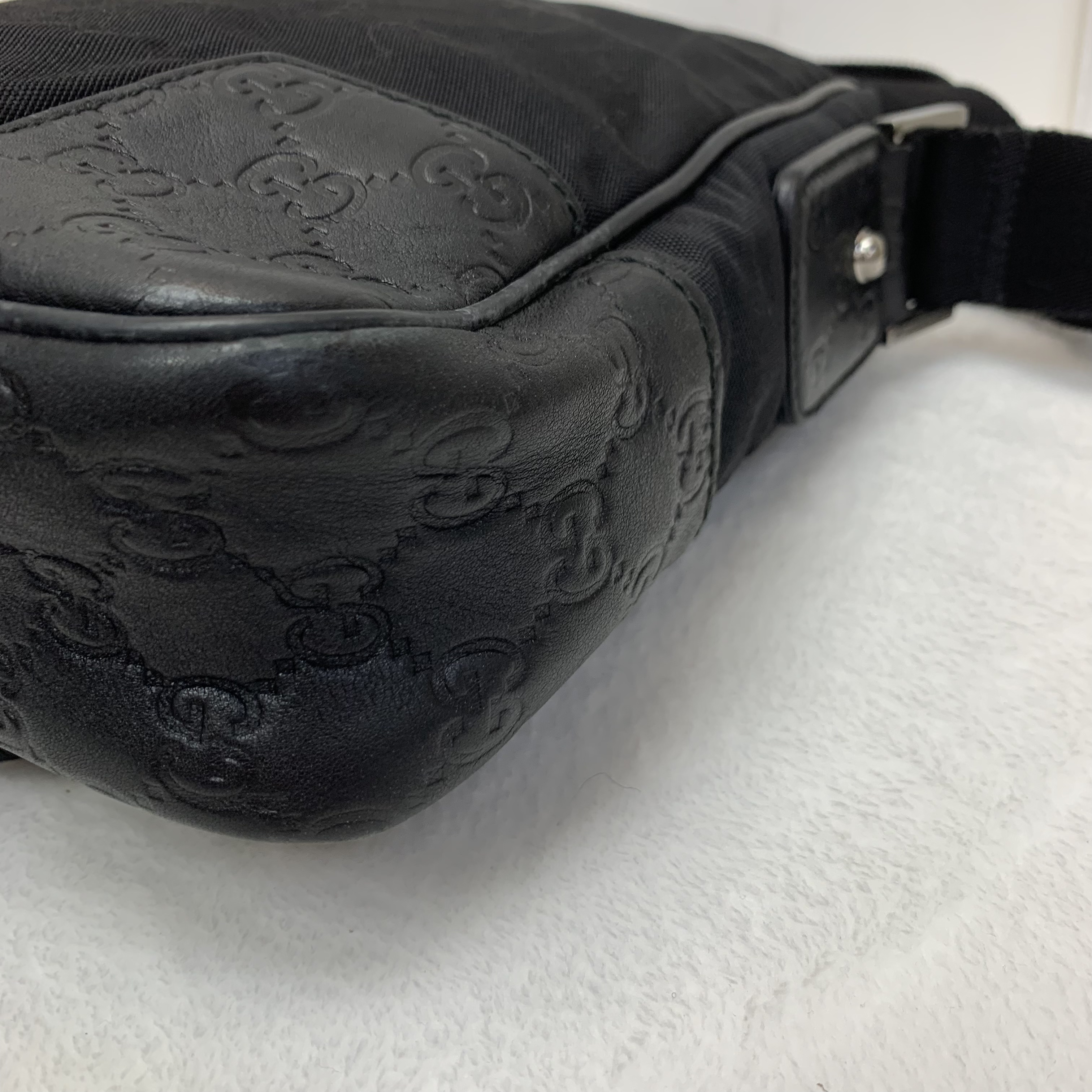 Gucci 壓紋斜挎包