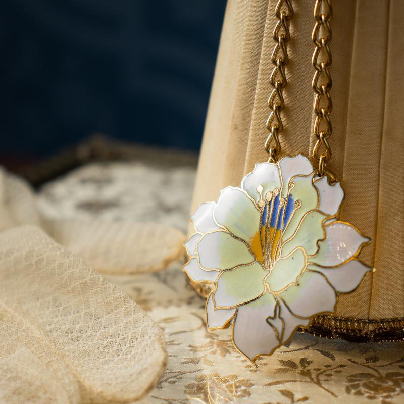 c.a. 1980-1990s Made in Taiwan Vintage Gold Outlined White Flower Cloisonné Pendant with Gold Chain(NA0670)