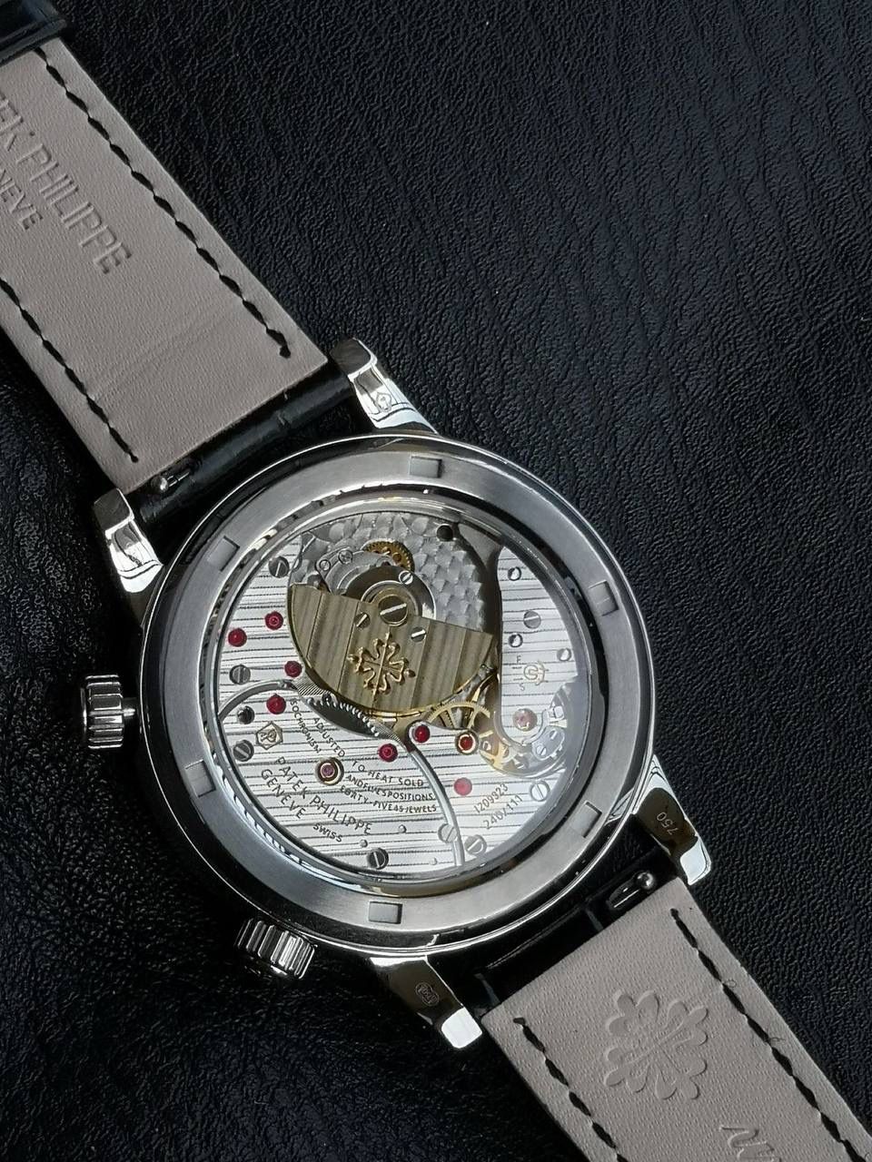 百达翡丽PP-6104G 日内瓦苍穹系列 市场顶级复刻神作震撼来袭！ 搭载原装进口miyota全自动机械机芯改制Cla.240机芯，搭配原装珍珠18K金自动锤，走时精准稳定，性能媲美正品；表圈镶嵌45颗璀璨宝石，表扣点缀28颗珍稀晶石，光影流转间尽显奢华质感；微拱形防眩目处理表镜，折射效果立体通透，让表盘细节清晰可见，质感再升一级💯💯