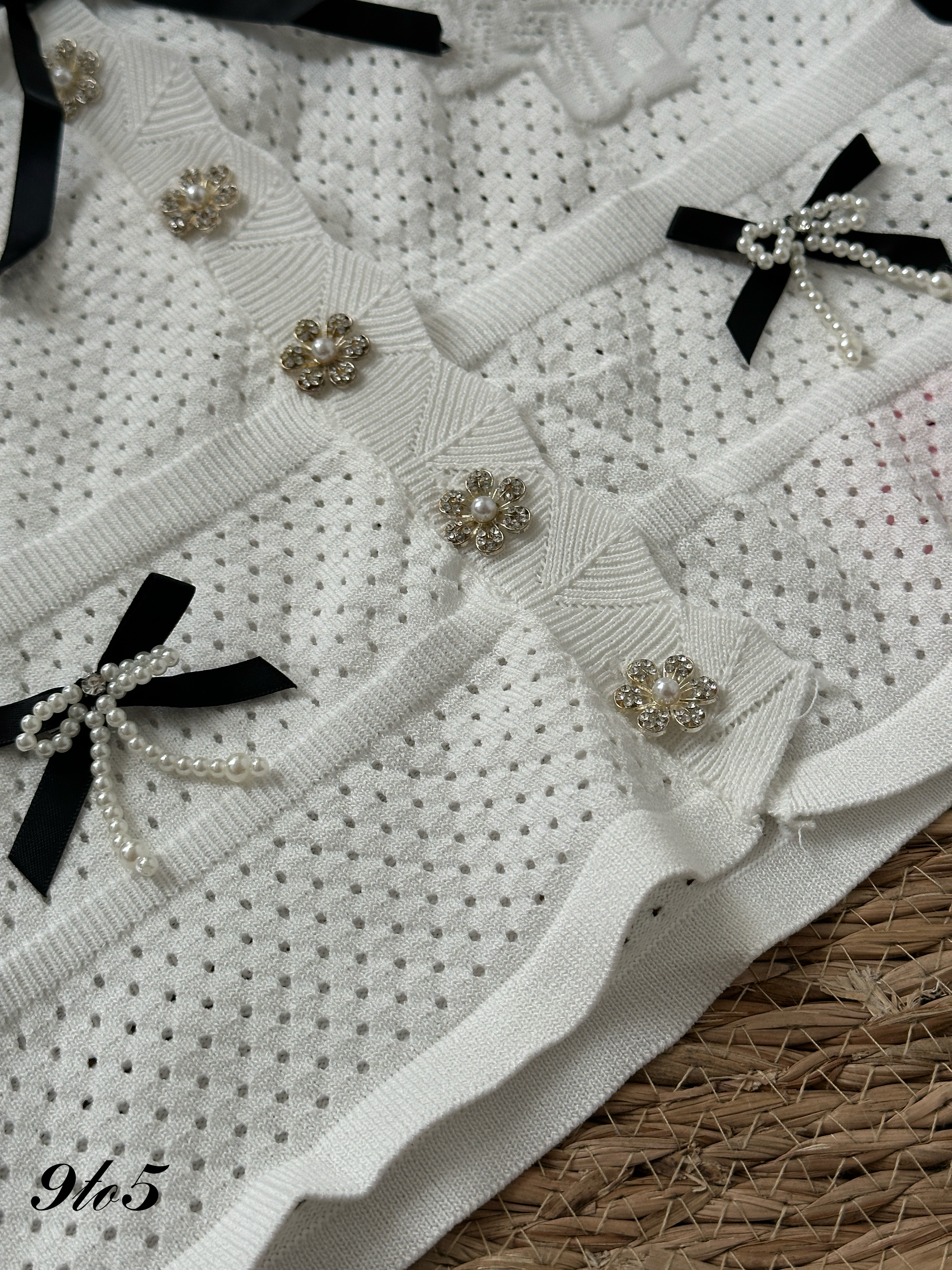 T4087 V Neck Open-knit Top - Black & White