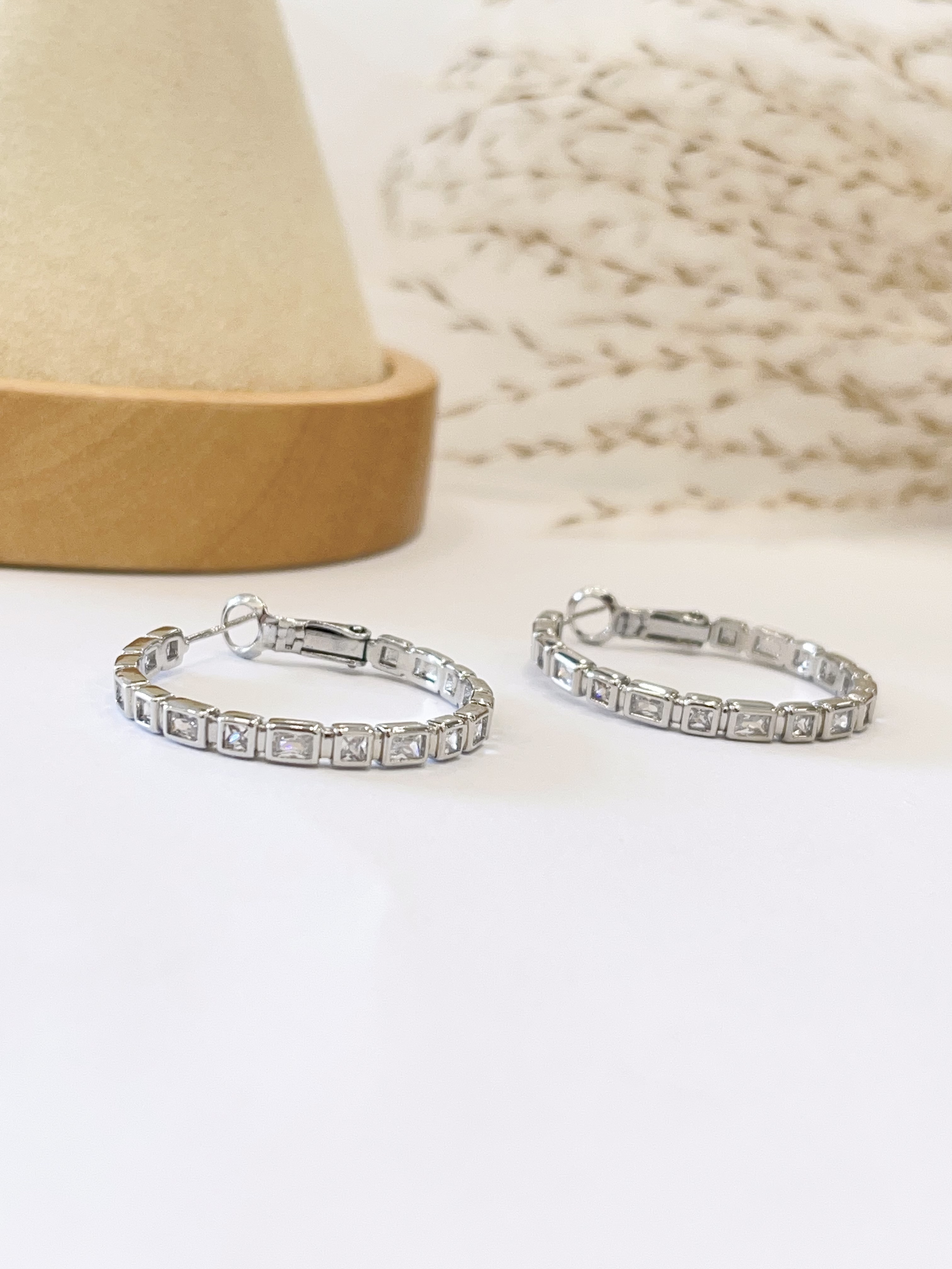 精致长形钻石耳圈耳环