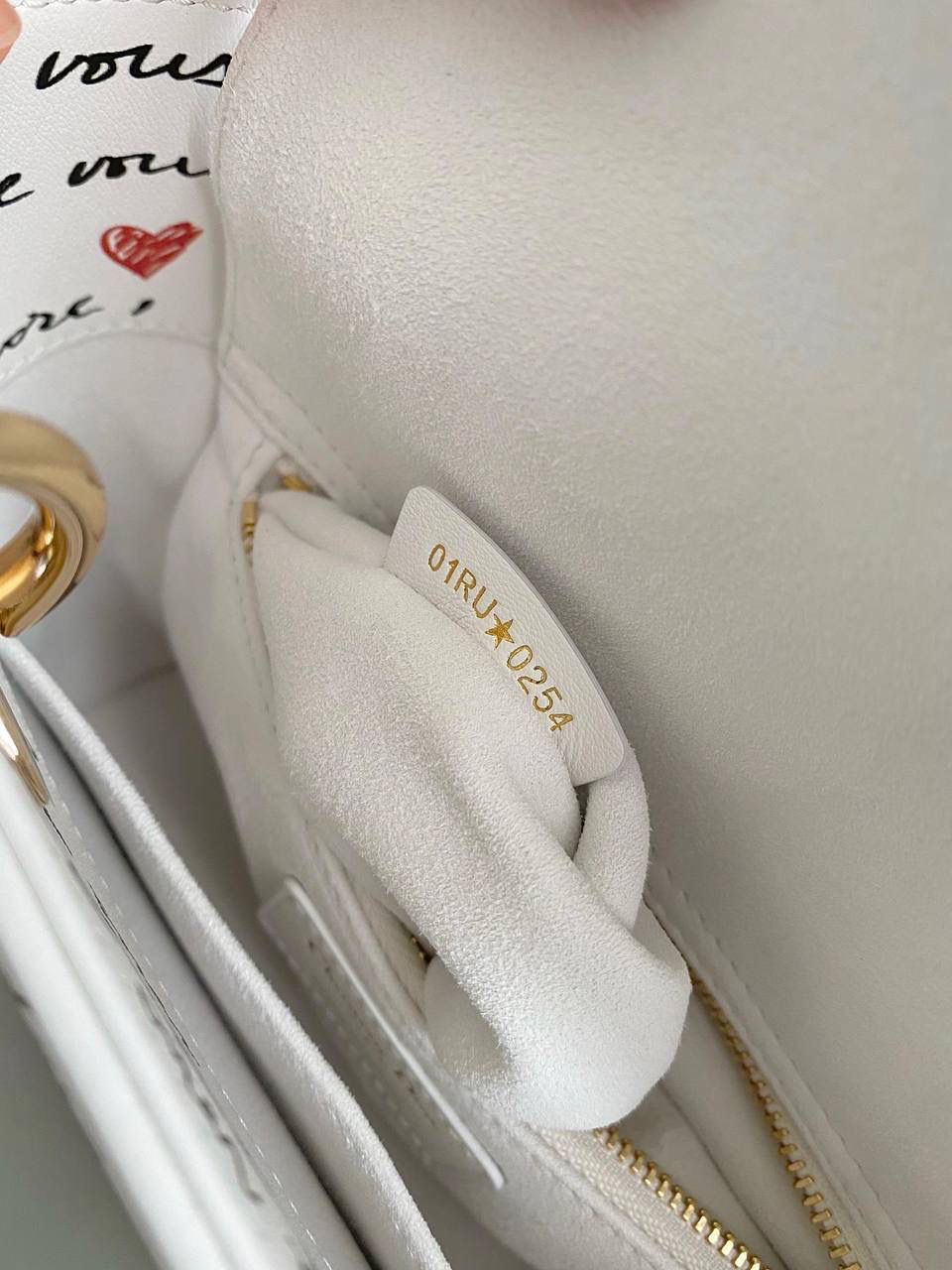 🈶爱心白 𝗗𝗜𝗢𝗥 𝗟𝗮𝗱𝘆四格 七夕限定，更是每一天的爱意限定 情书💌款这种淡淡的色调好梦幻 从印花到纯色都散发着治愈的气息 刻印的纹理感，伸手可触 连绵不断的法语我爱你'点缀着爱心❤️ 是写满了法式浪漫的包包呀！ 请拥有，这独一份的爱意 20×17×8cm #4123m