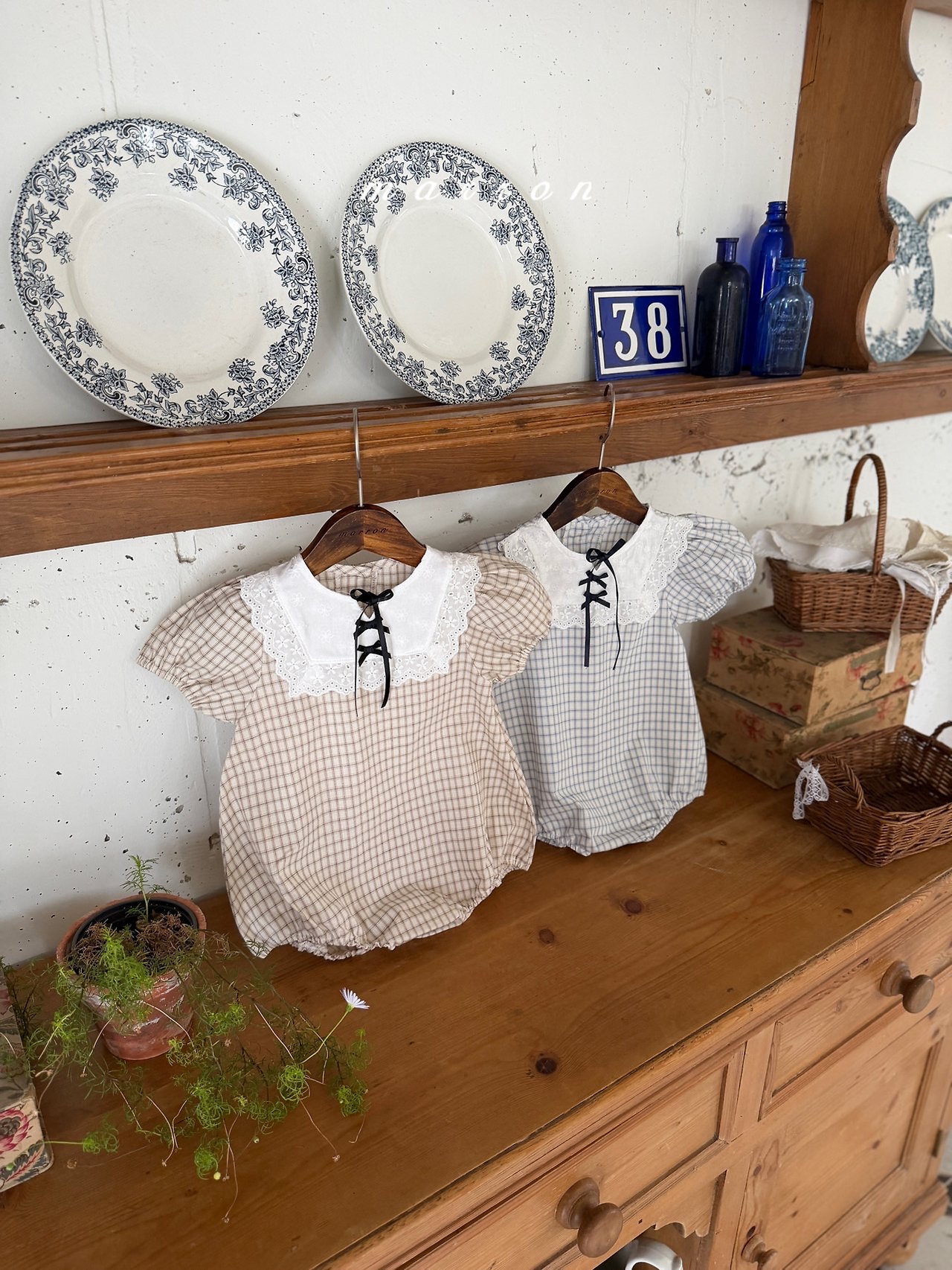 ☀️預訂 韓國直送☀️🇰🇷Marron兩色絲帶蕾絲領格紋泡泡袖包屁衣