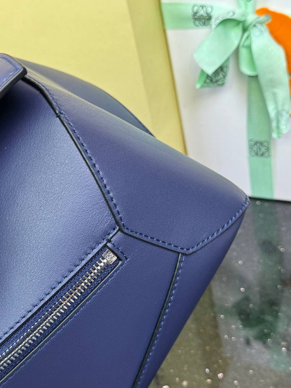 ⭐️最新升级版𝟮.𝟬-𝗣𝘂𝘇𝘇𝗹𝗲腰包⭐️ （珍珠灰到货‼️） 尺寸：𝟮𝟰-𝟭𝟬.𝟱-𝟭𝟲𝗰𝗺 款号：052343 👉🏻长方体形状和精确的切割技巧创造出Puzzle 腰包以及独特的几何线条成为 “Loe罗家”的著名代表作~ 👉🏻金属搭扣开合，刻有标志logo徽标，可调节肩带，翻盖大容量插袋和一个外部拉链口袋，🐂柔软细腻napa小牛皮，正品Ykk五金，Anagram压纹，人字纹棉麻帆布内里 👉🏻（男女♀♂同款）大小非常合适。胸包、背包、单肩、斜挎、腰包五种背法任你解锁🔒 👉🏻 （独家背景➕独家品质➕独家包装➕独家控制对版细节📦➕精致全套礼盒套装❤️） 重点：让你花最少的钱💰体验最大的仪式感❤️