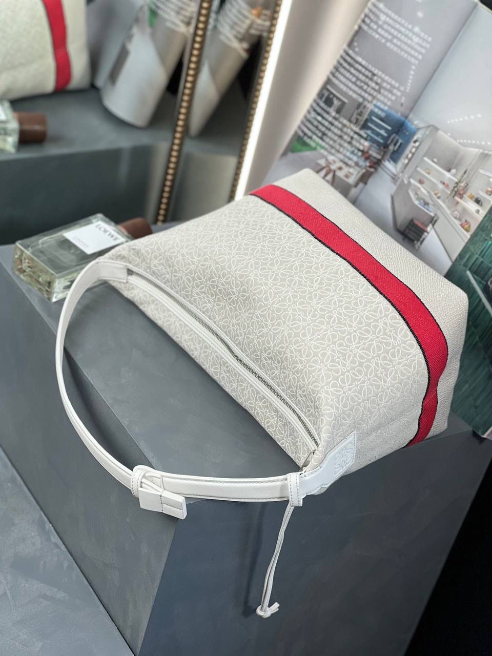 * 𝘊𝘶𝘣𝘪 𝘈𝘯𝘢𝘨𝘳𝘢𝘮 提花布手袋✌️ 大号尺寸:27-17-22cm（顶部宽处34cm） 小号尺寸：21-12-17cm（顶部宽处25cm） 编码:062102小花/红色条纹/提花布 包包面料挺括度适中，没有固定形状 ，背上出门慵懒氛围感十足😘，肩带可以调节，伸缩至腋下背，单肩，手拎皆可