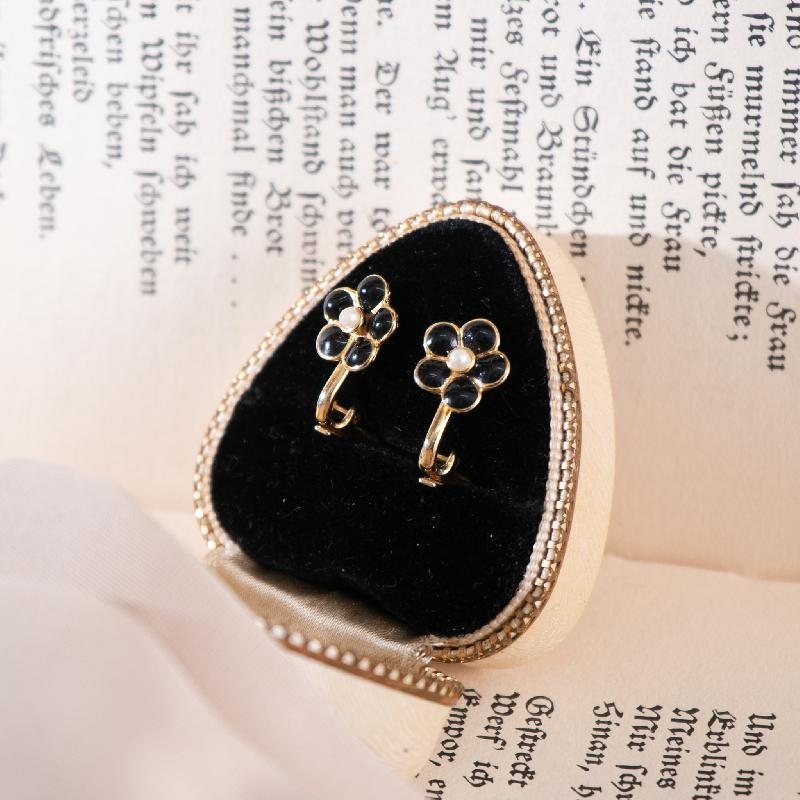 Vintage c.a. 1980-1990s Dainty Black & White Flower Head Clip Earrings from Germany (NA0666)