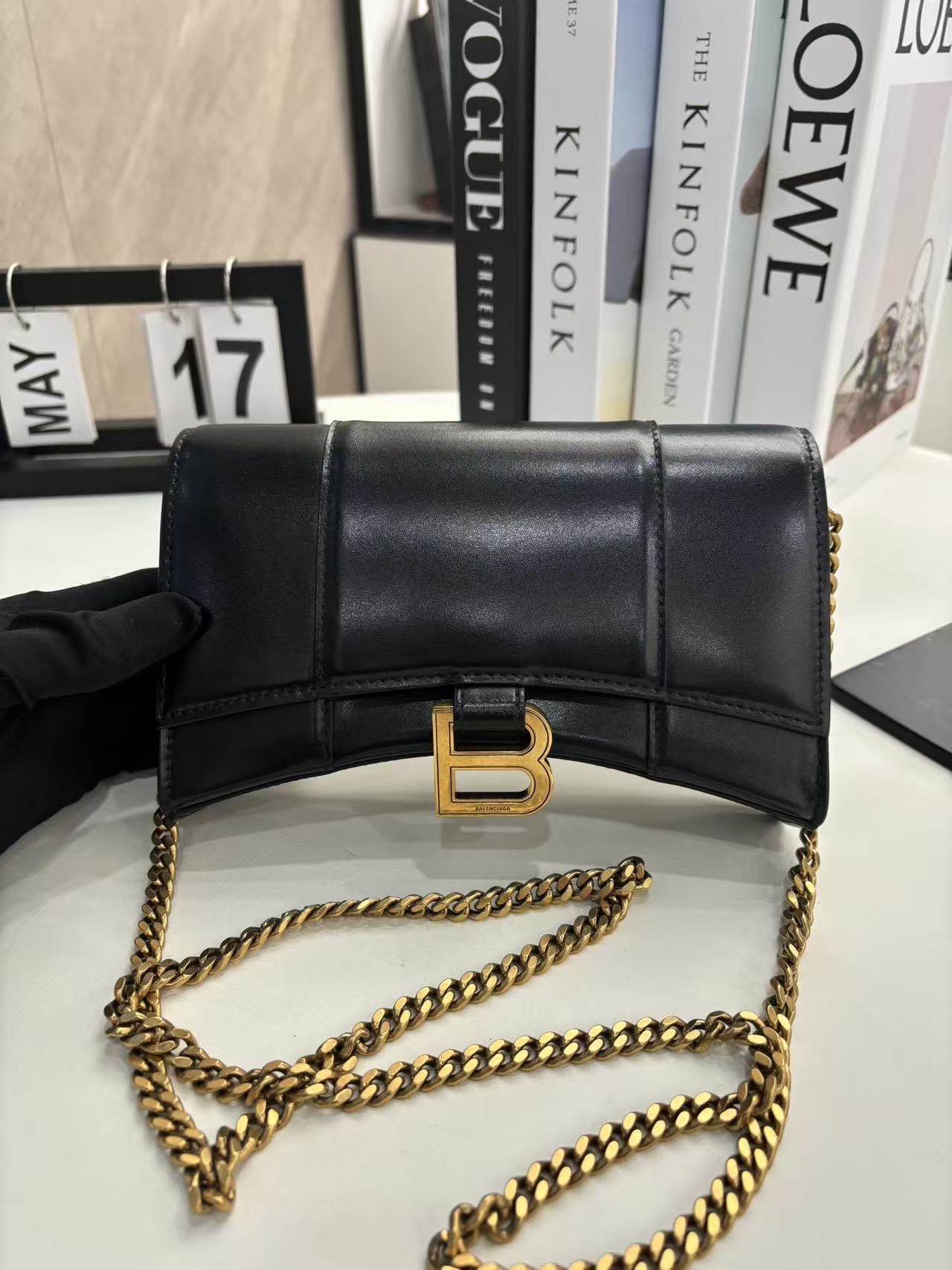 【預訂貨品】巴黎世家黑金沙漏包