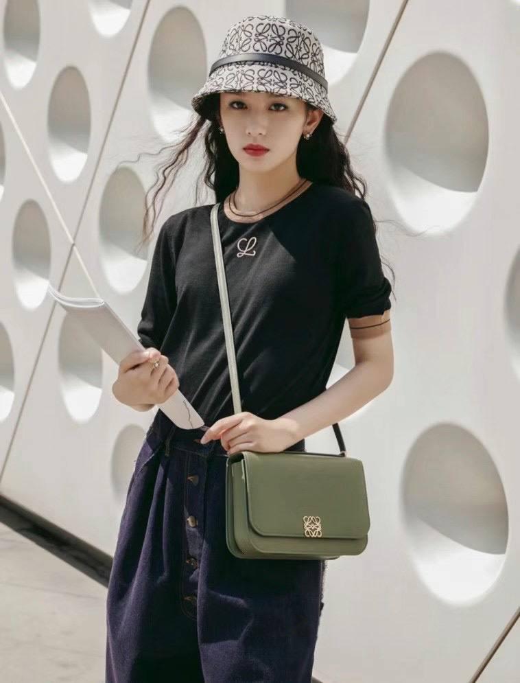 中号『 L0E💟WE GOYA 』 ⭐ 泫雅.周也.曾黎.虞书欣.宋茜.宋妍霏…众多明星同款哟～😘 ⭐能装，好搭，又不怕造 光滑丝绸牛皮革除了显高级外，上手如婴儿般肌肤娇嫩平滑，让你非常想保护她，呵护她呢～内饰细腻napa羊皮三隔层，贴心设计了暗扣和背面小侧袋，收纳方便➕安全感满分💯 ⭐灰常匹配当下的极简风，难得是拥有一大票靓丽颜色，无论是优雅知性，还是我们活泼开朗的小仙女们，都可以闭眼入啦！想凹造型？想上班通勤？怎么用怎么挑，都不会错^_^ 一句话，若🈶️此包，前者皆可抛！ 就算吃土也要买下呀呀呀～～ 中号尺寸：23-15-6.5CM 型号：012121牛油果绿