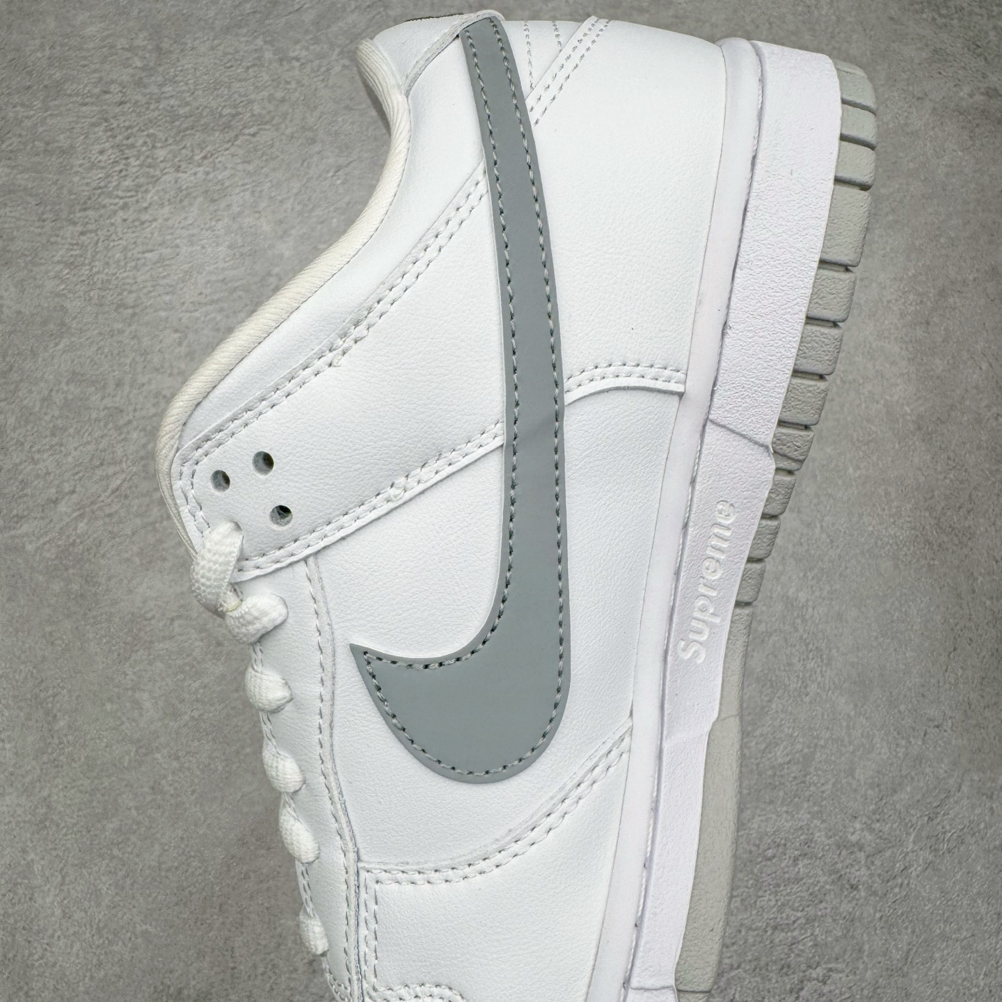 Supreme x Nike SB Dunk Low 94 Metallic Silver HQ8487-100