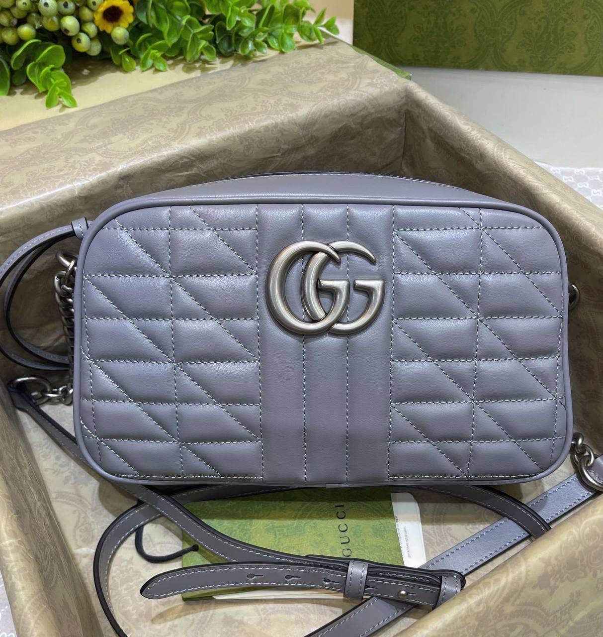 ✈️✈️✈️🔥𝐌𝐚𝐫𝐦𝐨𝐧𝐭菱格原厂皮# ▫️型号447632 ▫️尺寸 24*14*8cm 全新经典款相机包 ，整个包身下血本都用了原厂牛皮❗️最基础的包型.立体棱格绣花在灯光下让整个包活跃了起来，肩带可调节上身太好驾驭 不挑身高，也是全球打人必备的百搭单品！