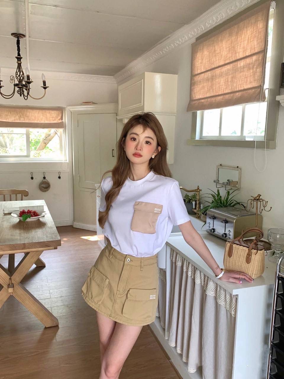 🈶棕色 𝗠𝗶𝘂𝗠𝗶𝘂藤编款 好喜欢编织风的清新与浪漫 满满都是梦幻般的高级感 这款小篮子独特的甜美气息 真的嗲爆了！纯手工编织配小巧精致的包型 超级让人着迷～ 随手拎着夏日感直接拉满 去野餐或海边度假，更是绝绝子 miu女孩们菜篮子的季节来咯 快来买它！ 15×20×8.5cm #F0030m