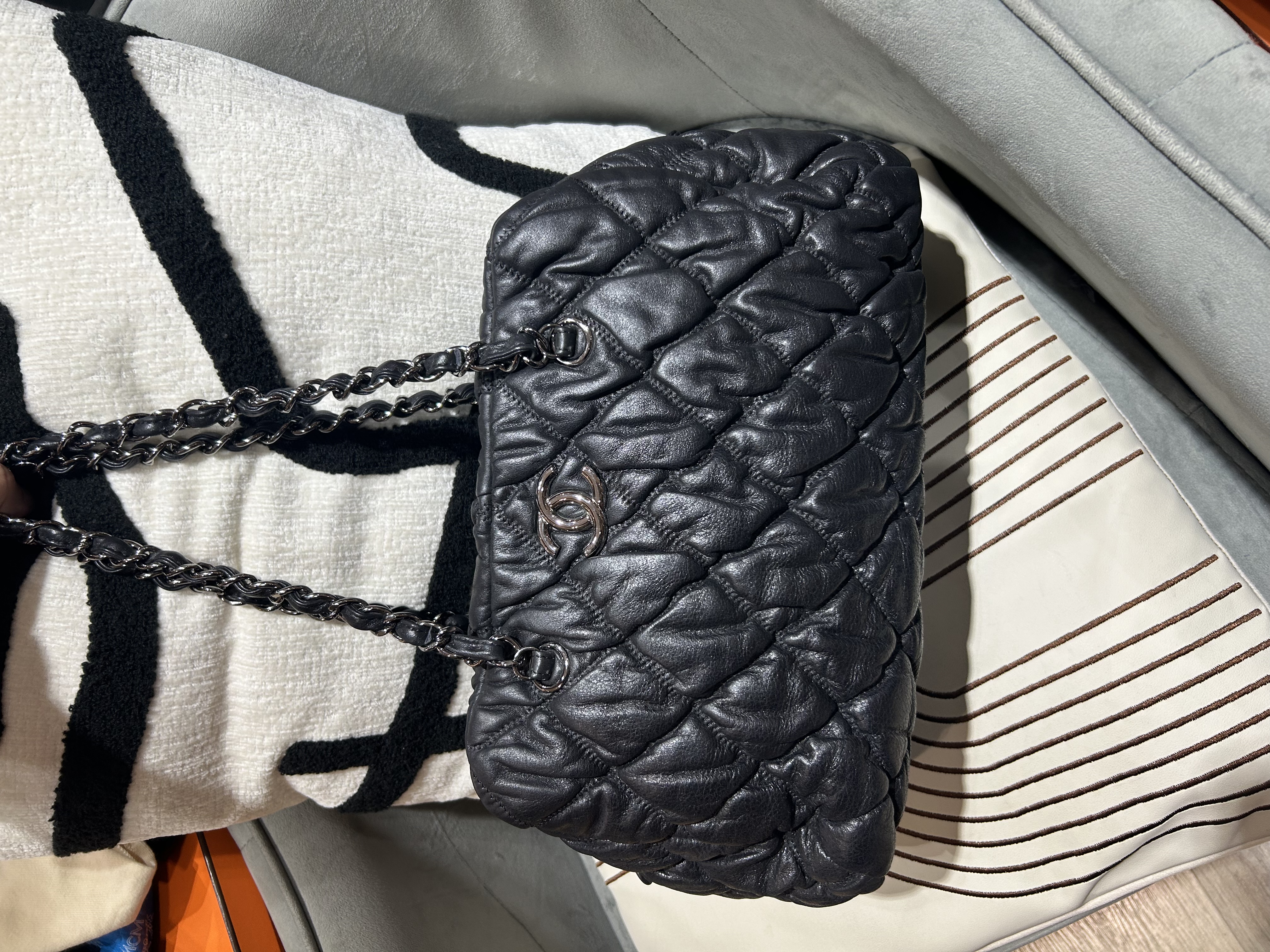 Chanel Calfskin Bubble Shoulder Bag Black 100%Authentic, 90%New ☑️12Card☑️Dust bag