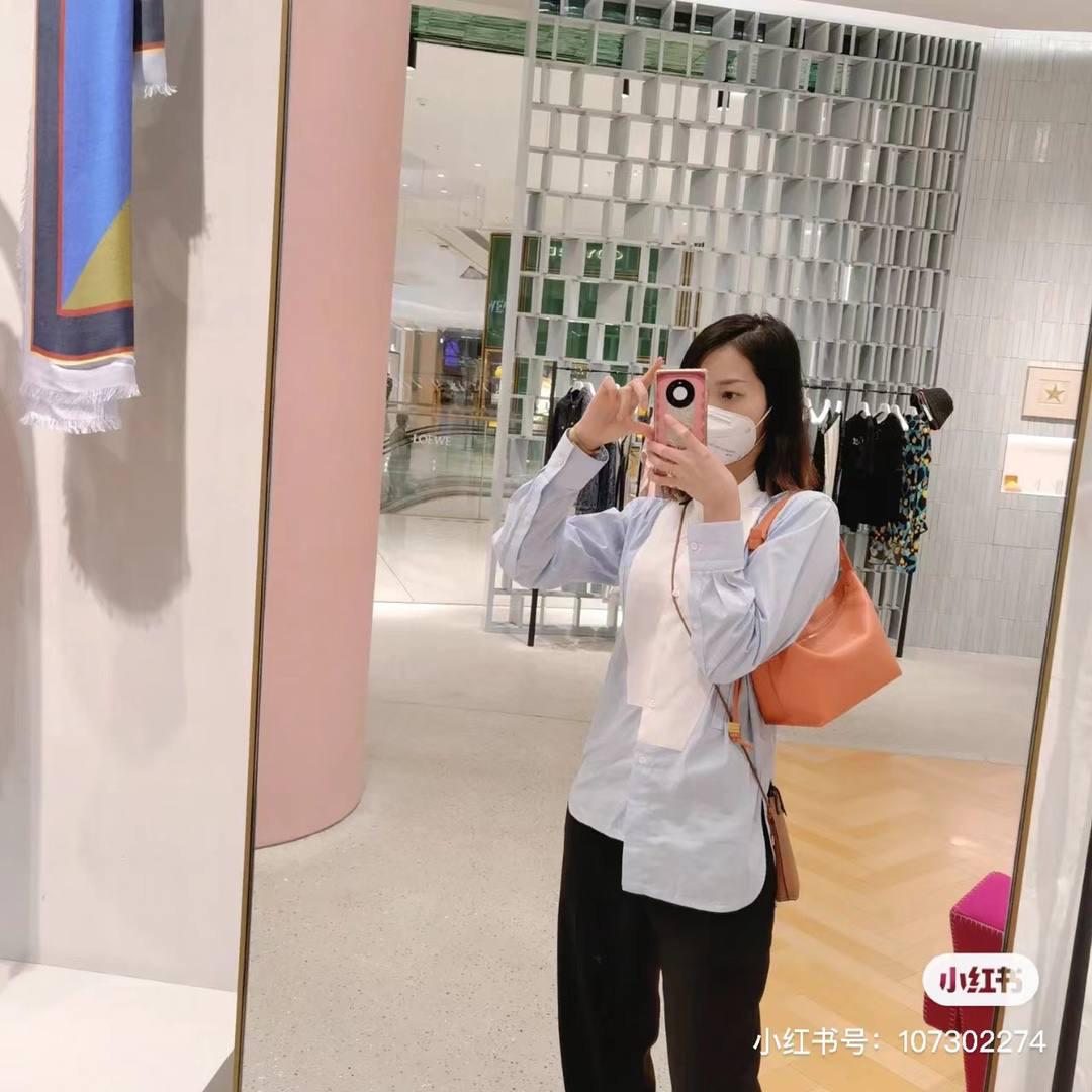 𝐂𝐮𝐛𝐢 便当包💟全皮限定款 👉 橘色 👀看这里 ⚠️ 重点：独家包装⛱️ 🔅 砖柜礼盒 🔅最新“奋斗篇”礼品袋 🔅 棉麻防尘袋 🔅 银色礼物卡 🔅 身份ID卡 🔅 满印logo雪梨纸