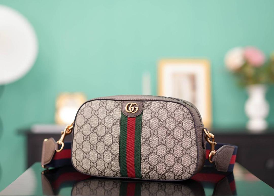 🥯Ophidia系列GG小号肩背包 棕色24cm （原厂皮 全铜五金） 正品售价¥11.000 新款相机包，宽肩带随性帅气， 红蓝织带的搭配，让整个包身的复古感更强烈 容量超级大，背起来没什么负重感，巨实用 百搭四季通用！非常日常好背的一款包 官方款号 752591 尺寸：24x15x7cm