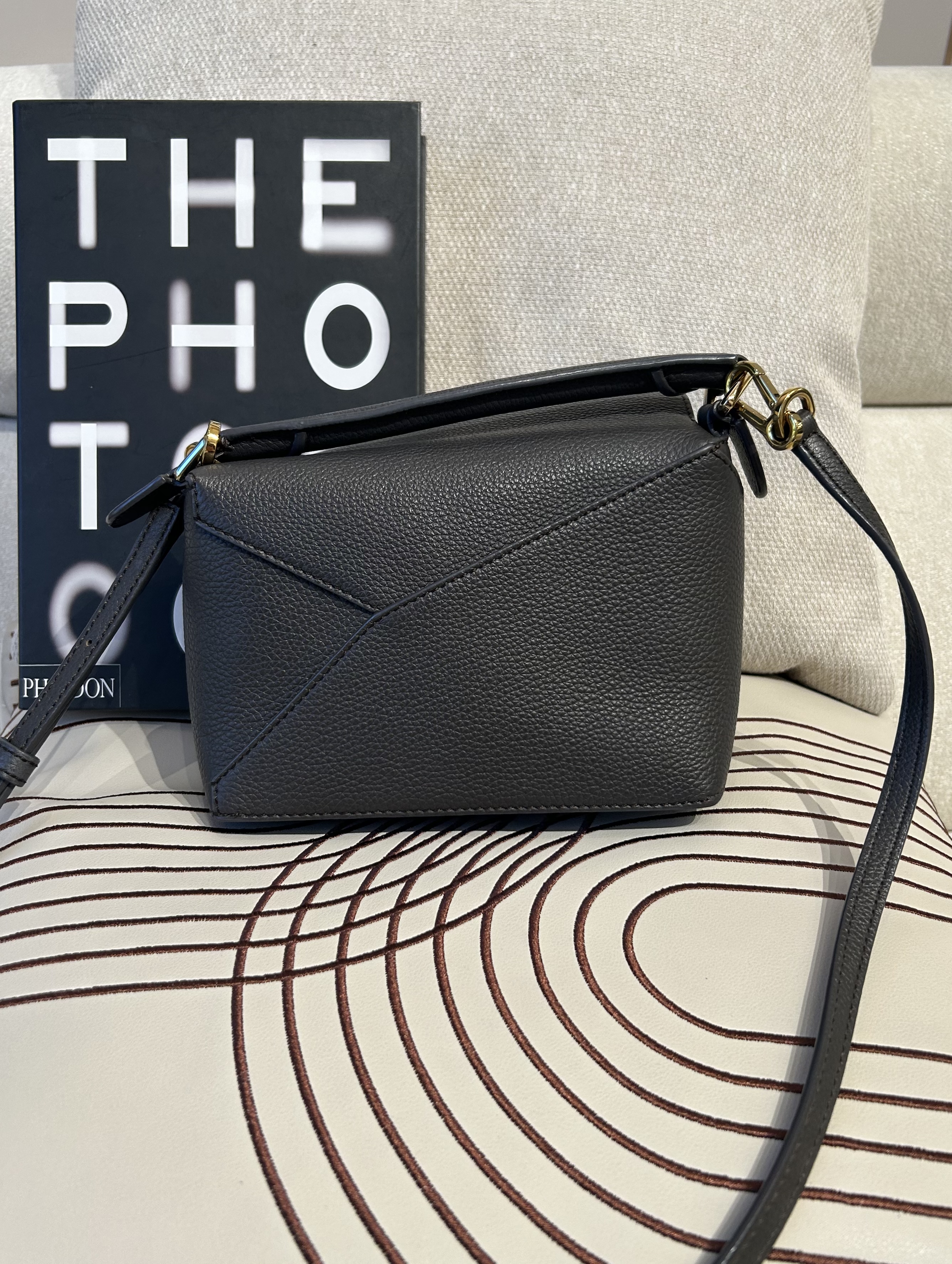 Loewe Puzzle Edge Mini 粒粒牛皮 100%Authentic, 98%New ✅Dust bag✅booklet✅肩帶
