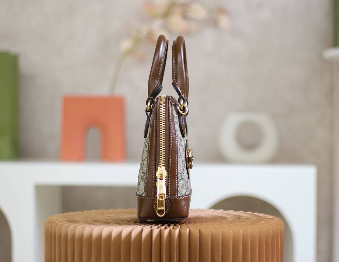 𝟭 𝟵 𝟱 𝟱马衔扣系列新成员【𝐌𝐢𝐧𝐢小贝壳】正品皮 ✰款号：640716 尺寸：20*19.5*7.5cm ✰🔥🔥 作为1955马衔扣系列的新成员，不变的标志性✅马衔扣，这 系列注入60年代复古元素，搭配新世纪的时尚精髓，wow_不得不夸一下，这款迷你小贝壳第一眼就把我俘虏了，不仅外观设计上给予满分，容纳量更是无可挑剔，原厂皮材质搭配我们的独家开发技术五金，简直诠释出一个正品的视觉感！🤩