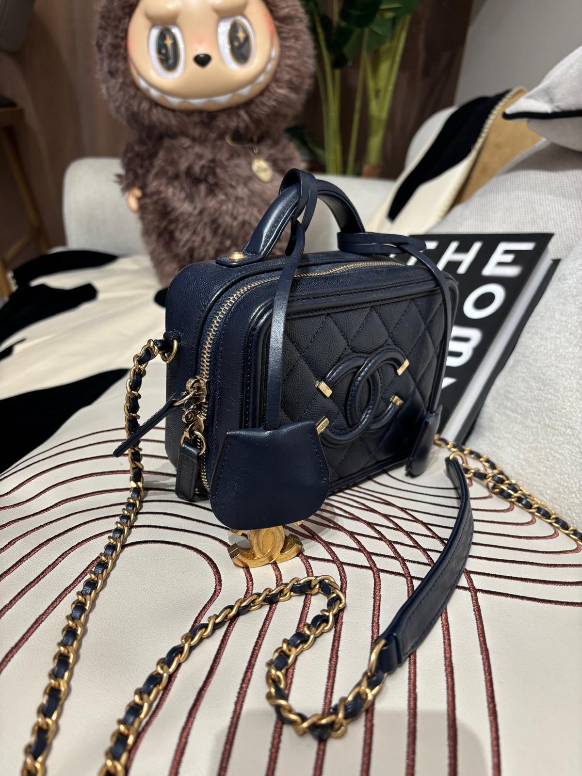 Chanel CC filigree Vanity Small 17cm 深藍色荔枝牛皮金鏈，100%Authentic, 98%New ✅25Card ✅Key lock✅Dust bag✅Box