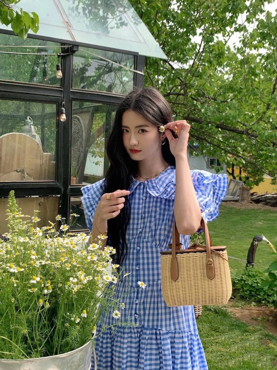 🈶棕色 𝗠𝗶𝘂𝗠𝗶𝘂藤编款 好喜欢编织风的清新与浪漫 满满都是梦幻般的高级感 这款小篮子独特的甜美气息 真的嗲爆了！纯手工编织配小巧精致的包型 超级让人着迷～ 随手拎着夏日感直接拉满 去野餐或海边度假，更是绝绝子 miu女孩们菜篮子的季节来咯 快来买它！ 15×20×8.5cm #F0030m