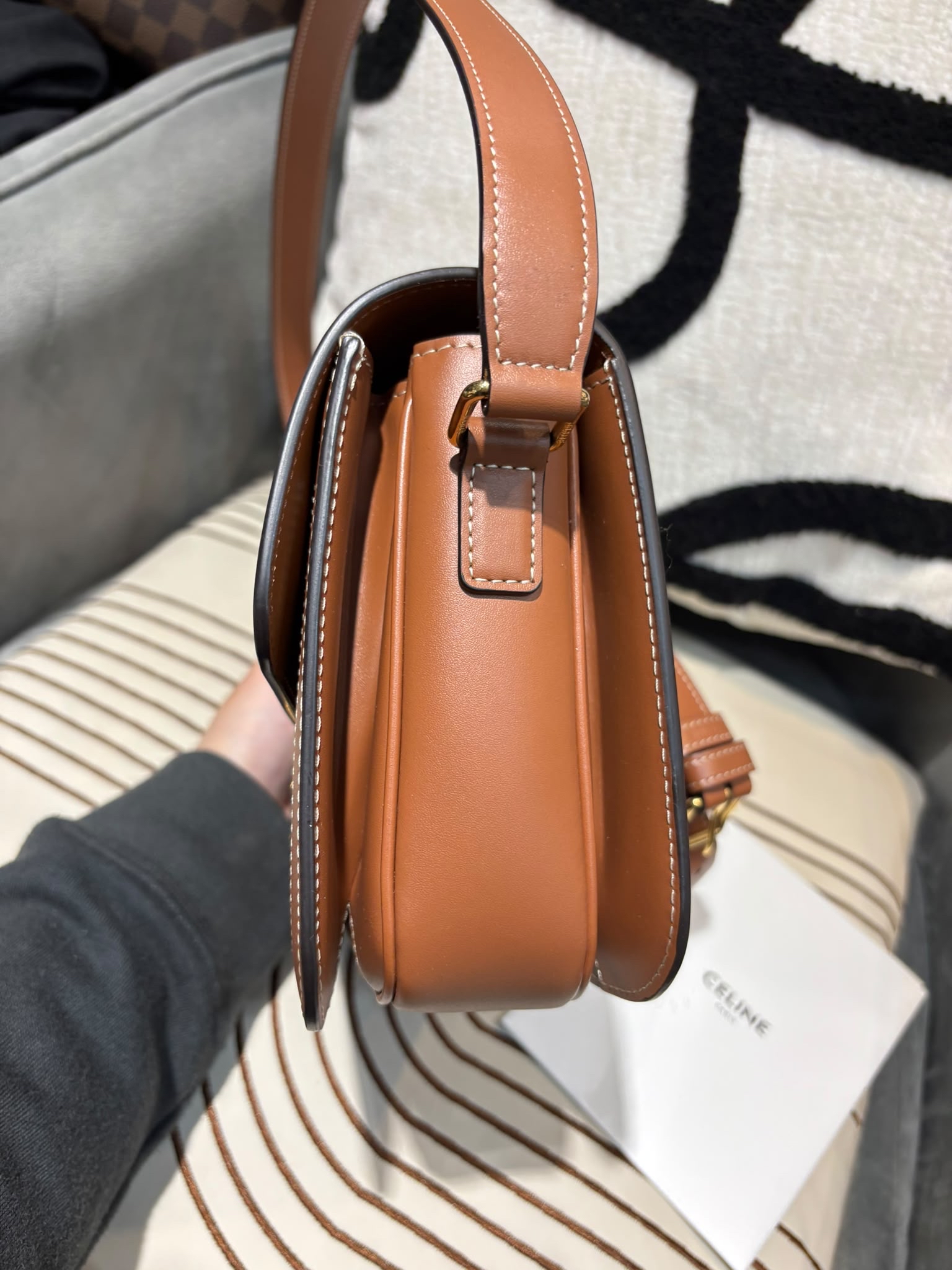 全新 Celine TRIOMPHE classic medium, 凱旋門金扣box,100%Authentic,brand new 全新 ✅專門店收據✅Dust bag ✅Box