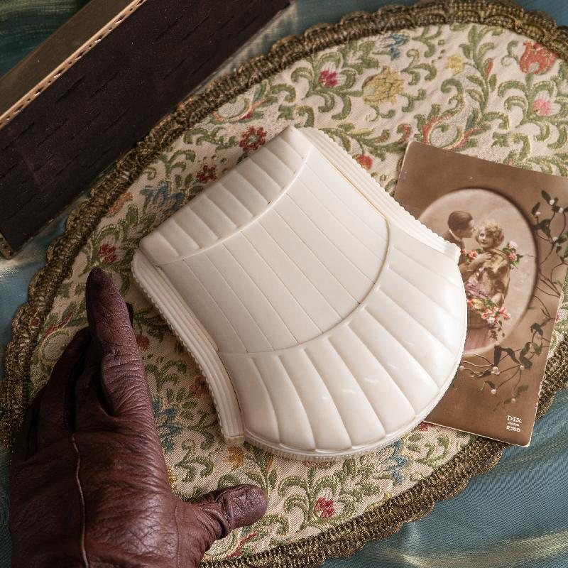 Antique C.a. 1930s ART DECO Early Plastic CELLULOID Cream white Shell Shape Jewelry box (MT1968)