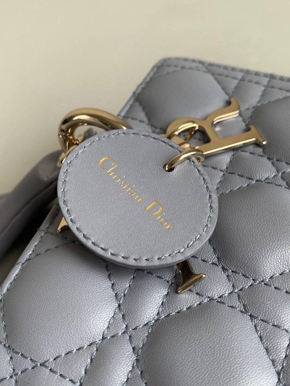 梦幻灰小号🩶 𝗗𝗶𝗼𝗿 𝗗-𝗝𝗼𝘆 𝗯𝗮𝗴羊皮2023款，新色😎😎 时尚果然就是轮回，回归了一把中古戴妃 长方包形，短链条➕细长肩带直接封神！！ 复古时髦感超强，真是什么场合都可以把住 绝对是lady中的天花板了，强势出圈啦姐妹们‼️ 22.5×12×5.5cm