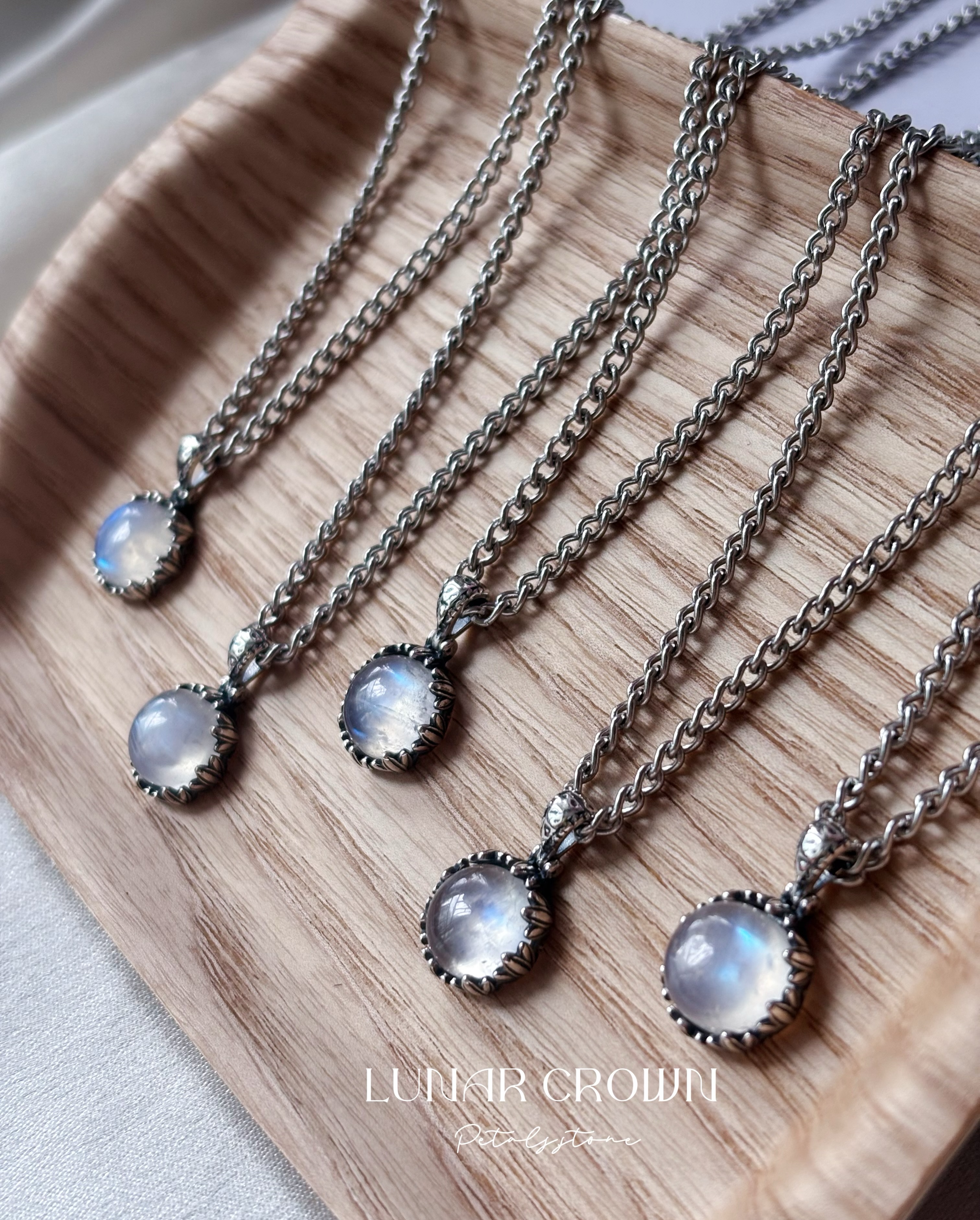 ˚ ༘ ☾LUNAR Crown|藍光月亮石頸鏈👑