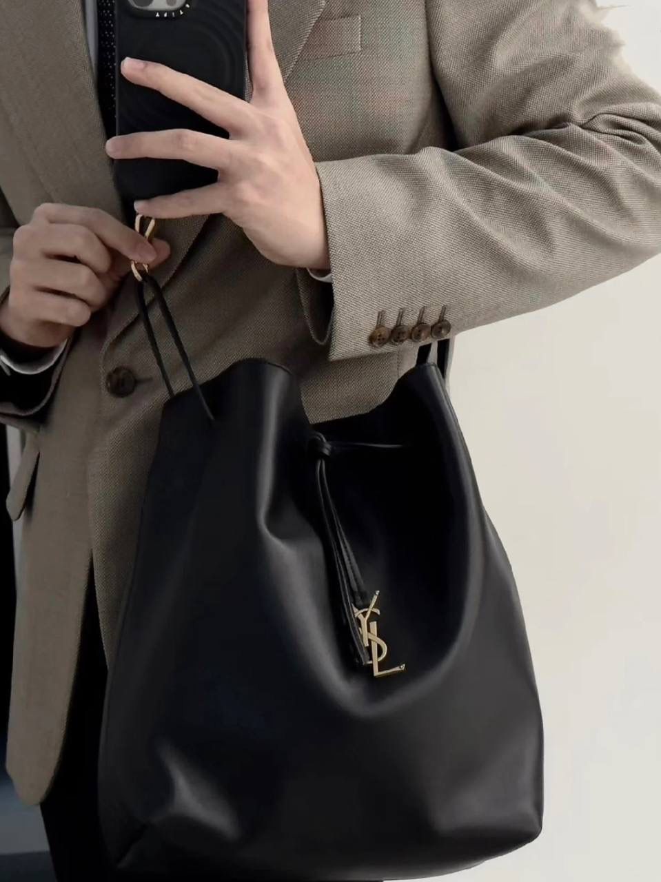 ys1 paris vii羊皮抽绳水桶包🕋 我好爱小羊皮的手感啊 摸着像婴儿皮肤一样柔软 居然被一只包包治愈了 这两年ys1的tote可以说是一骑绝尘 颜值上真心秒杀其他牌纸的托特包 这只水桶包既保留了他家飒爽姐姐风的调调 软软的包身又综合了一部分"杀气"，哈哈哈 两种背法，可腋下，可斜挎～ 容量方面就更不用担心了 托特该有的功能它都有 特别是又大又轻这一点！ 这可不是什么托特都能做到的😌 30×24×12cm804302m