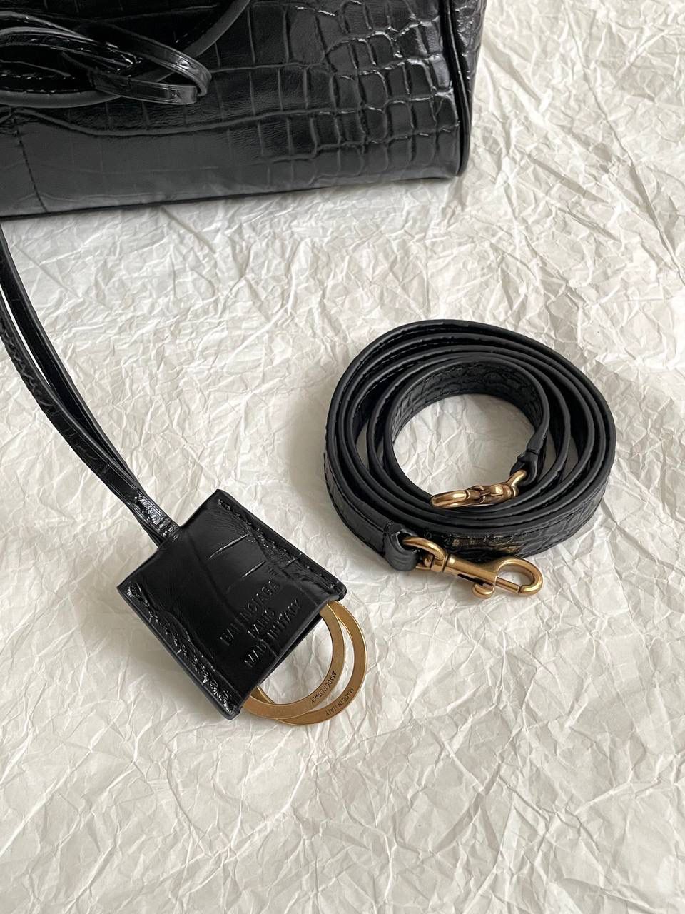 ba1enciaga rodeo 鳄鱼纹黑金中号🕋 纯纯的大爆款，大家都知道吧 一到冬天就想要整点油亮亮的包来点缀 但是又不想买饱和度过高的颜色 百搭还是基本的诉求嘛 所以这只亮面牛皮鳄鱼压纹rodeo就是很好的选择！ 鳄鱼纹压纹最怕皮硬 一定要够软包型才够慵懒 我们是自家定制皮料，非市场通货❌ 我们是不会跟风用通货皮做的😡 mini真心可爱，和kelly20的大耳朵很像很像 大号：39.8×29.9×12.9cm789744m 中号：35×23.3×10.9cm789772m 小号：28.9×20×9.9cm789779m mini：23×17×9cm795456m