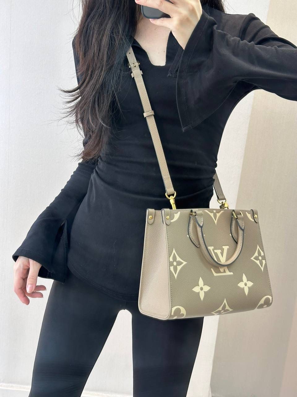 LV ONTHEGO 全皮👜✨ 今天这款是小号的，与以往的手提包唯一有点不一样的是，这款手提包将柔软细腻的牛皮搭配经典的Monogram压纹结合到一起！包身驴家进口荔枝纹牛皮料，经过压纹工艺处理，表层的logo凹凸纹理清晰，精细的无可挑剔。内里也是容量超大，虽然不入大号尺寸那样，但绝对可以满足日常需求✨🌈 尺寸：小号25/19/12cm 大号 34/27/16cm M45653 黑色压花 M45779 大象灰 M45659 黑色印花