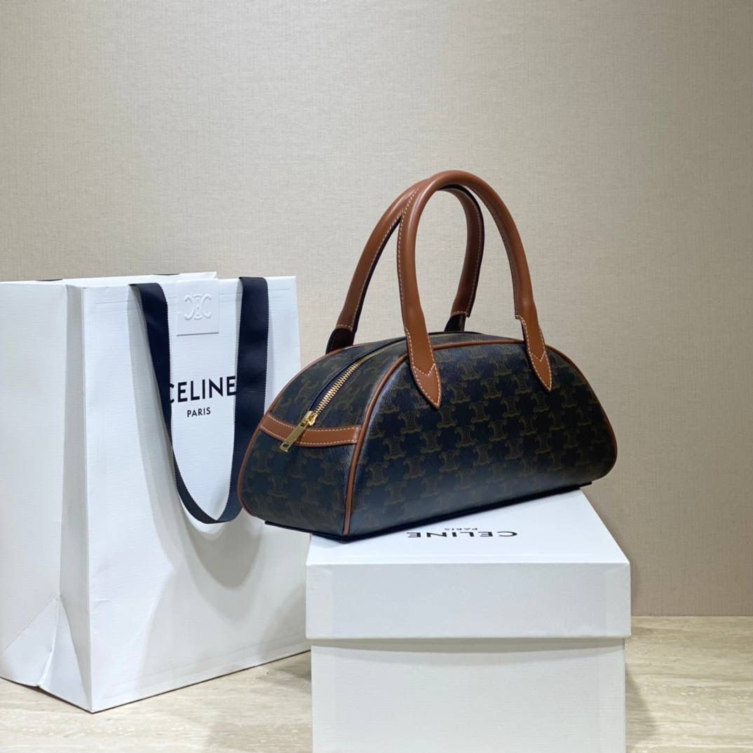 🔥大货实拍图 𝗖𝗘𝗟𝗜𝗡𝗘 ♥ 𝗧𝗥𝗜𝗢𝗠𝗣𝗛𝗘 𝗧𝗘𝗖𝗞𝗘𝗟 型号：197402 尺寸：31*14*10cm 钟情于CELINE的原因之一，可能就是因为她有着吸引人的百变感，不管是平时上班通勤，还是约会聚会，上身都很百搭而且很给整体气质加分，一点儿都不挑场合，能跟我的每一套搭配都融合的很微妙。