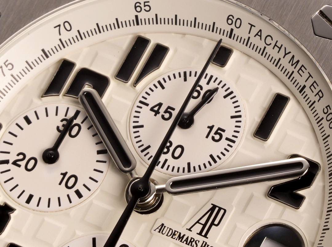 🚀皇家橡树离岸型26400/26238/26470系列正式登场！款式最全，做工最好的爱彼计时款腕表来了，有做工好的顶级货😍💯廉价的小厂货就别去考虑了！ 1，机芯采用12位小秒的定制版3126计时机芯，完美还原原版所有功能。经过精密打磨，大大加强了其稳定性。 2，其中碳纤维系列表壳采用全新碳纤维复合材料——「Carbon TPT® B.4」打造，这种高科技材料比常规 Carbon TPT® 密度提高4%，纤维硬度提升15%，树脂强度提升30%，材料结构经过各项异性优化，保持轻盈同时无比坚韧，提供迄今最强的抗冲击性能。 3，字面颜色均采用目前最先进电镀技术，非几年前的简单喷漆技术。每一个巧克力格纹装饰，通过CNC级别打磨，无限接近原版。 4，同步原版搭载微微活动头粒，胶带采用进口氟橡胶材质，皮带采用美洲鳄鱼皮材质，更加耐磨耐造。