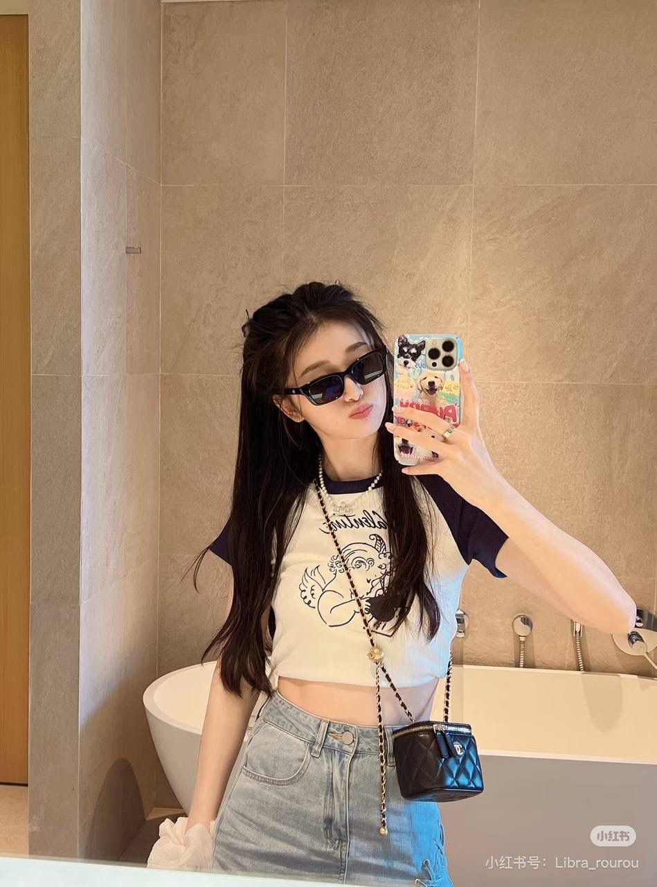 金球口紅包鑒定版👜 一包一碼 支持全球鑒定查驗身份證原廠專G GR皮料過關清單資料可査詢✅ 在時尚的廣袤宇宙中，金球口紅包宛如一顆奪目的璀璨明珠，散發著無可比擬的獨特魅力。 其巧妙之處在於，將口紅收納與精緻手袋完美融合，不僅可隨心調節肩帶長度，更成為點睛之筆，每一次轉動，都宛如開啟時尚魔法的鑰匙 五金：全銅厚鍍24k復古金 皮料：GR原廠小羊皮 尺寸：8.5*11*7cm